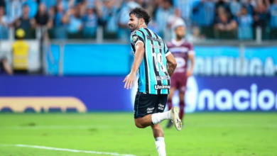 Diego Costa comemora gol pelo Grêmio