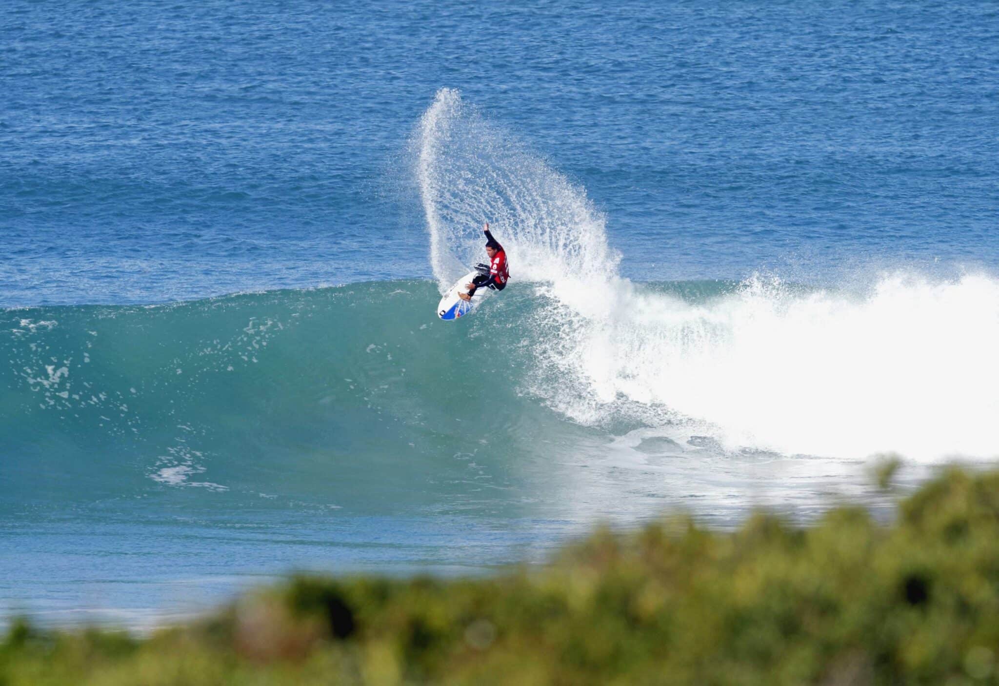 Adriano de Souza surfa em J-Bay