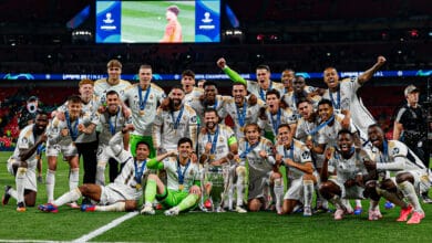 Jogadores do Real Madrid com troféu da Champions