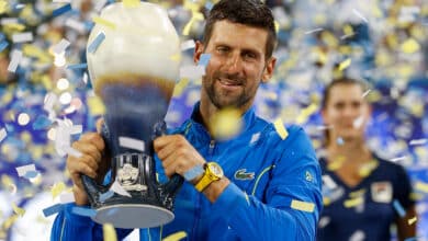 Novak Djokovic com uma taça