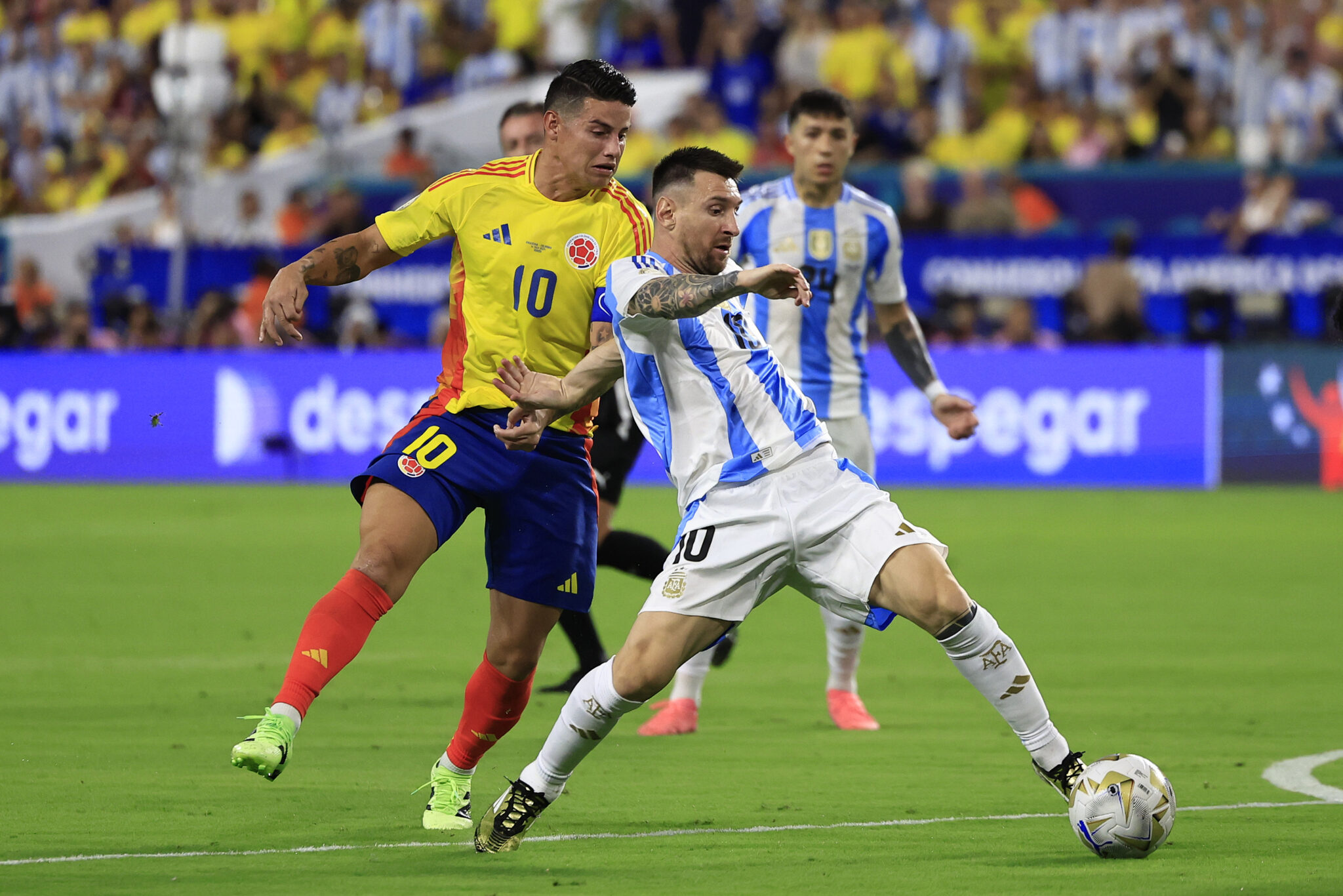 James Rodríguez e Messi em disputa pela final da Copa América