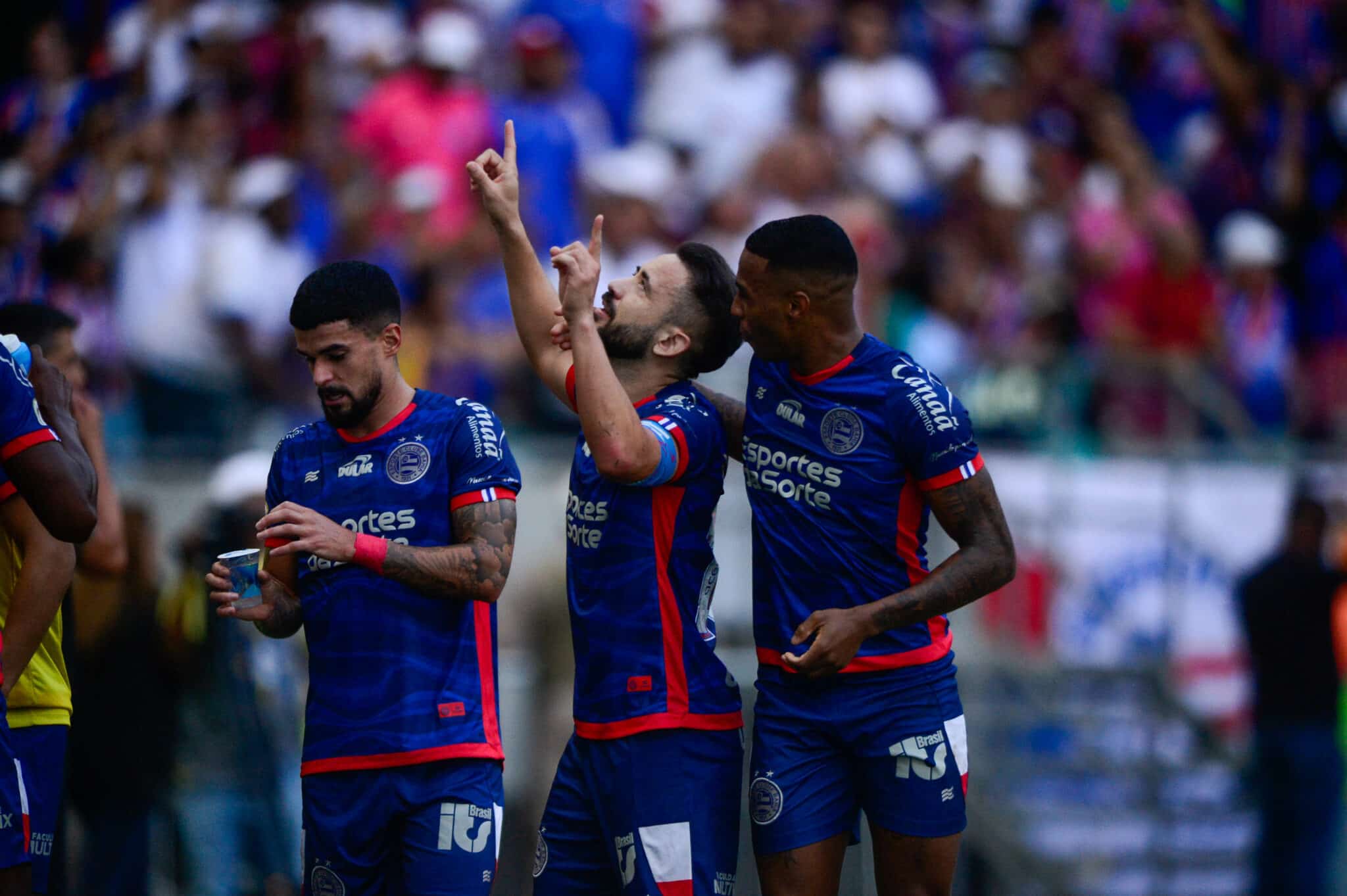 Everton Ribeiro comemora gol em Bahia x Vitória