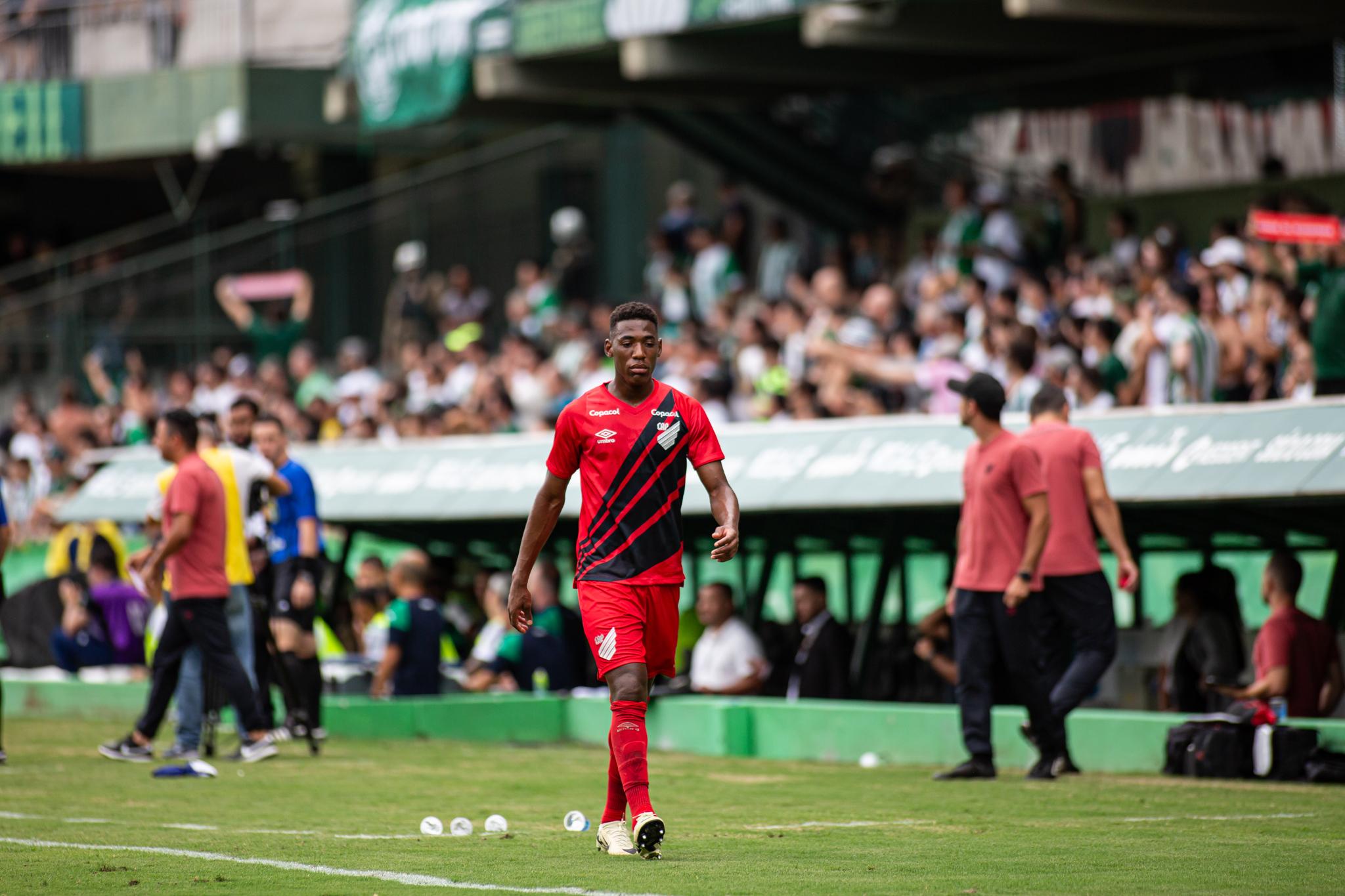 Léo Pelé pelo Athletico-PR