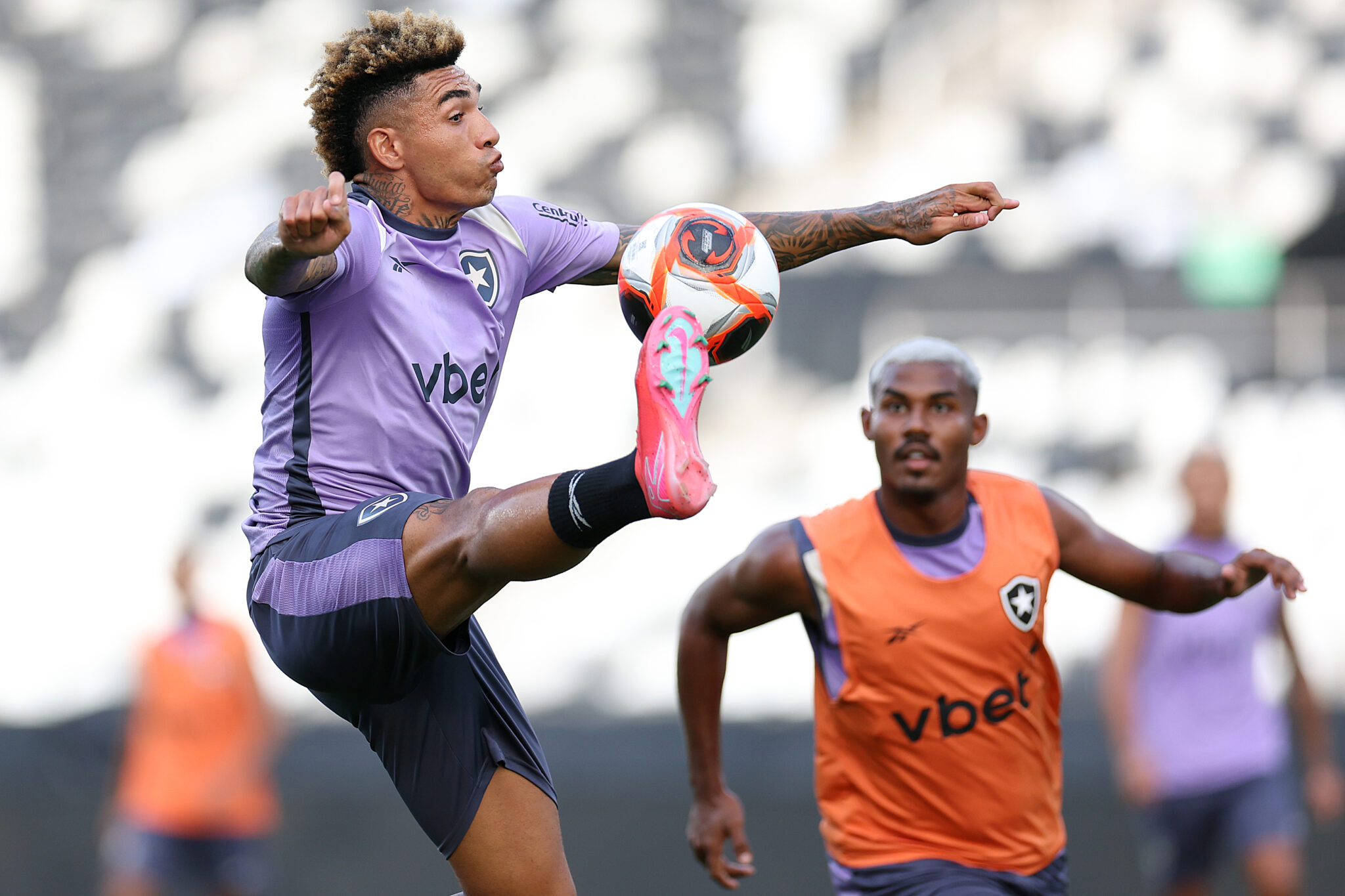 Igor Jesus e Cuiabano em treino do Botafogo