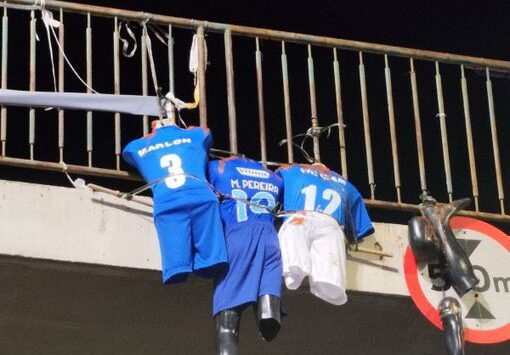 Bonecos do Cruzeiro pendurados em forma de protesto