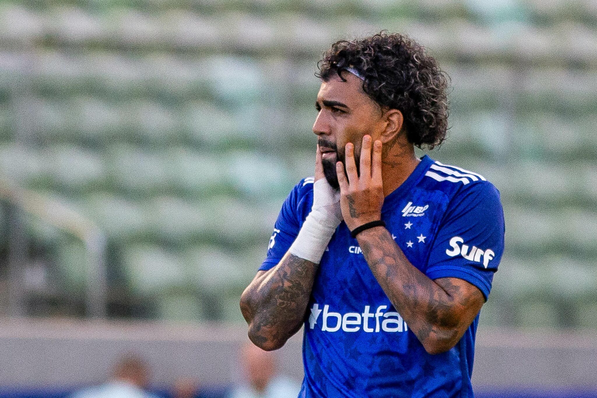 Gabigol em ação na partida entre América-MG x Cruzeiro