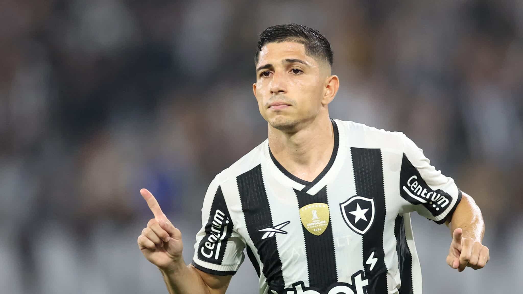 Savarino comemorando gol pelo Botafogo