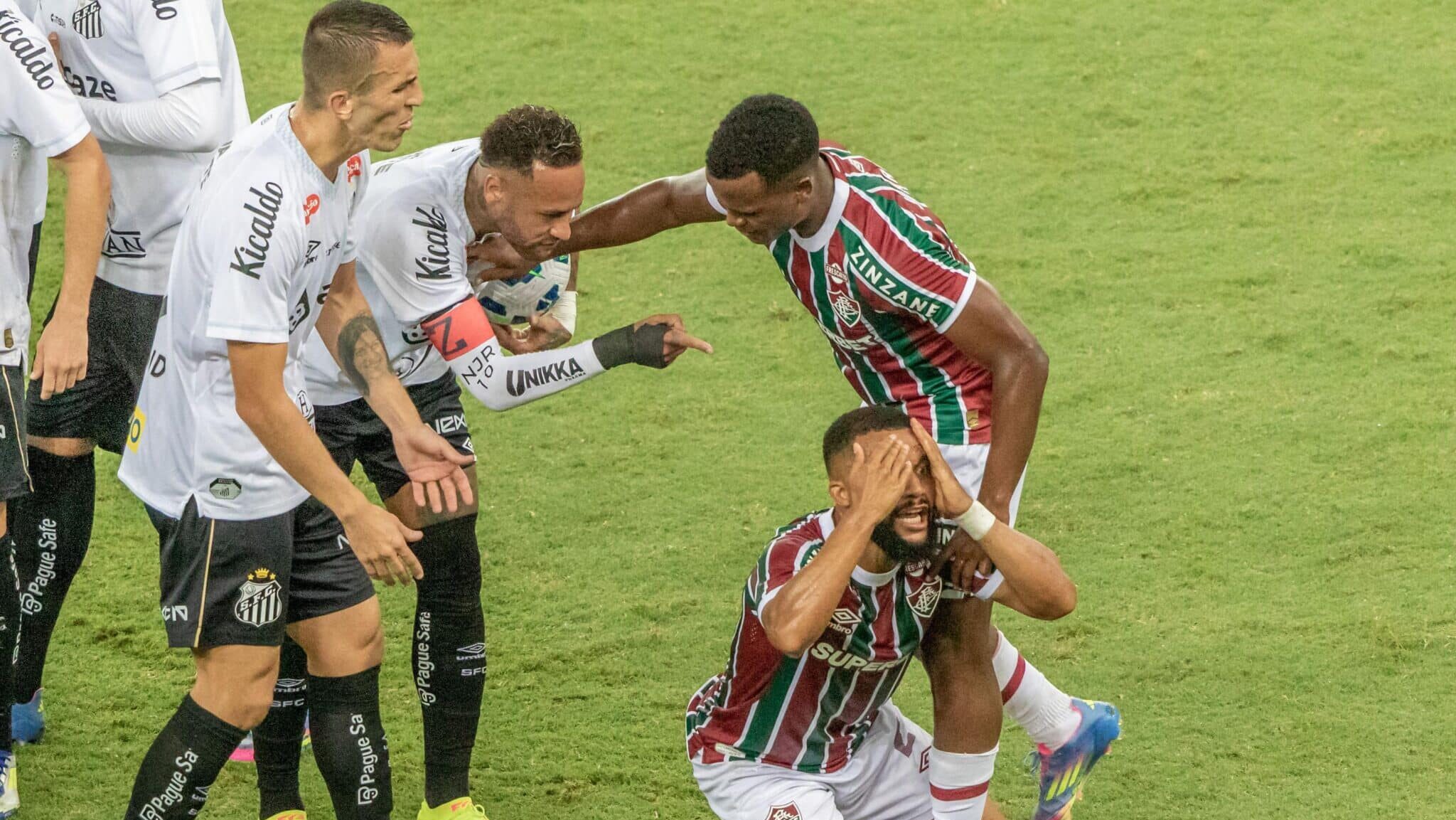 Samuel Xavier e Neymar discutindo em Fluminense x Santos