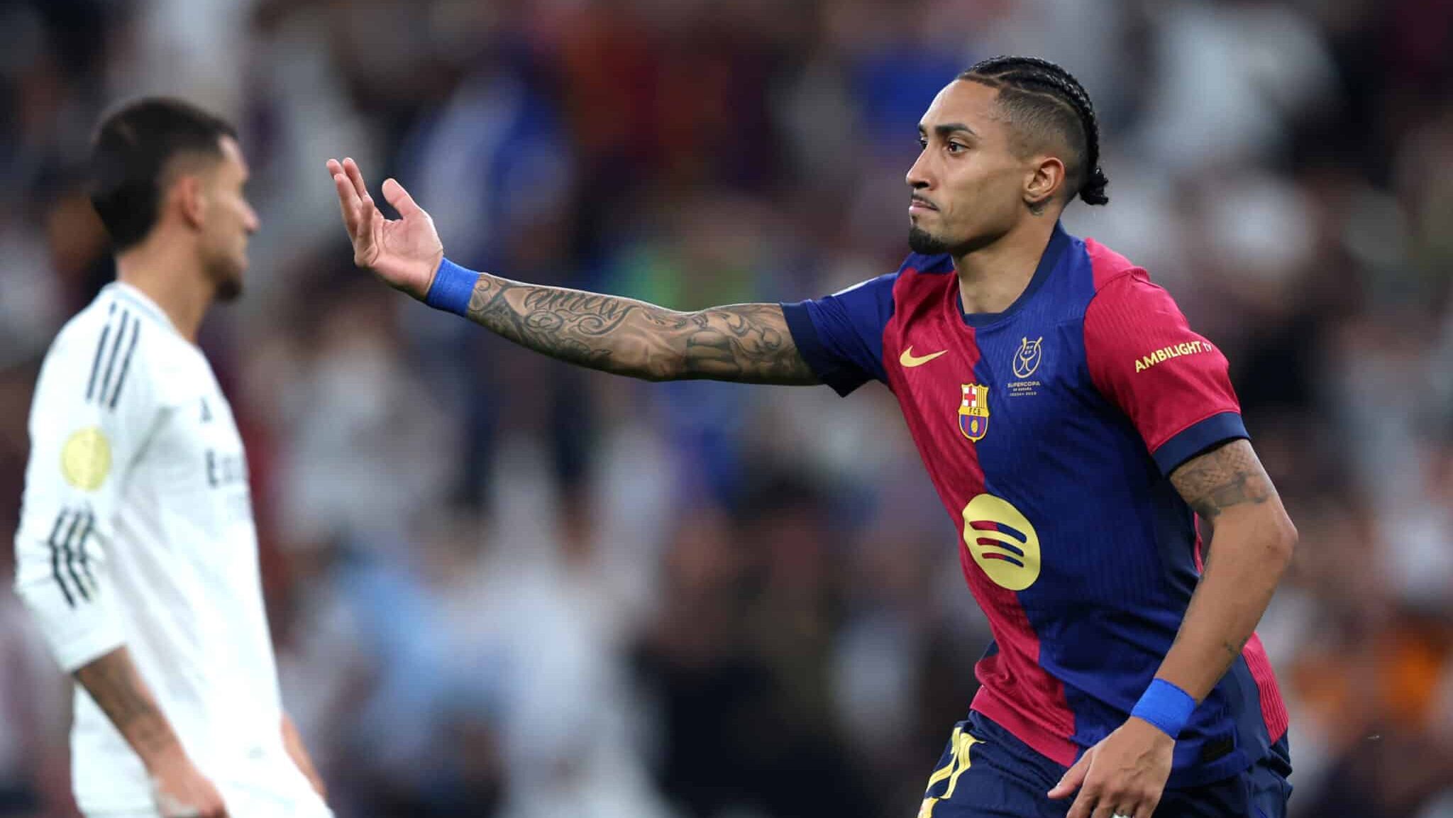 Raphinha comemorando gol do Barcelona contra o Real Madrid