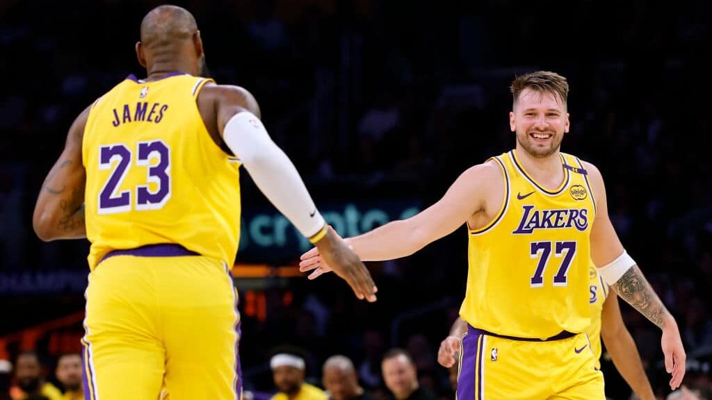 Los Angeles Lakers, de LeBron James e Luka Doncic, terá um novo dono - Photo by Harry How/Getty Image