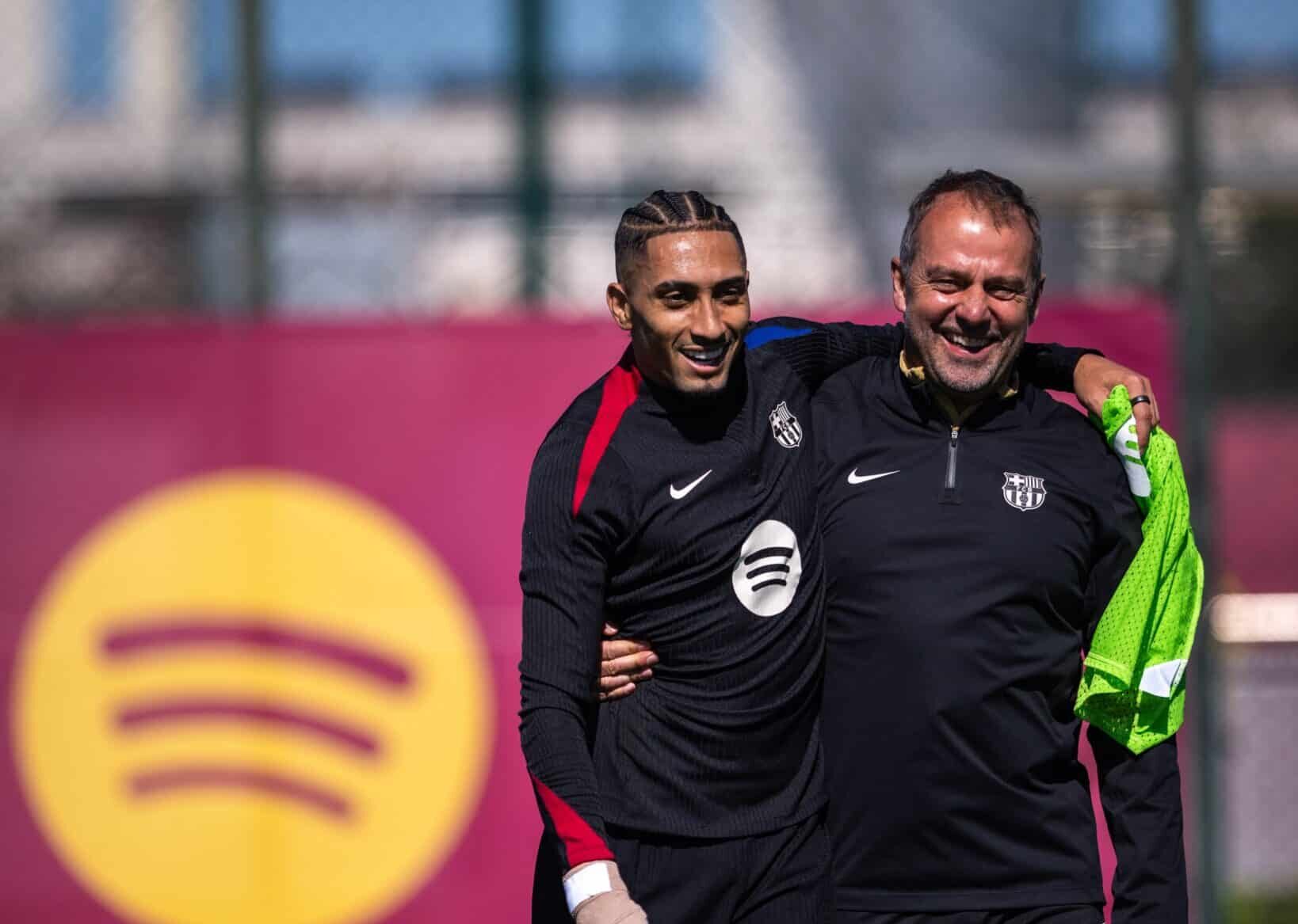 Raphinha e Hansi Flick pelo Barcelona