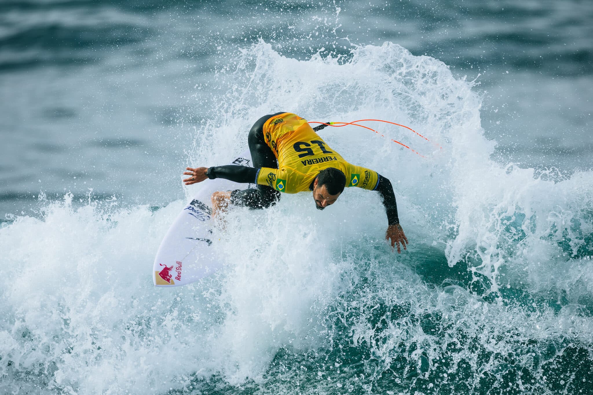 Italo Ferreira surfando em Bells Beach