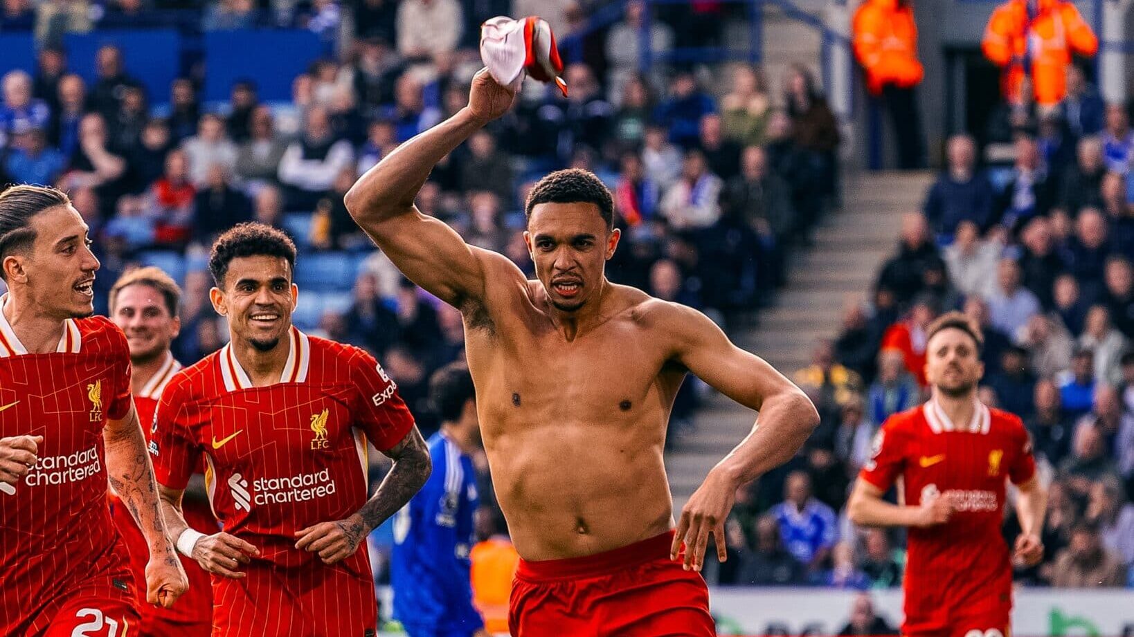 Alexander-Arnold comemora gol do Liverpool sobre o Leicester