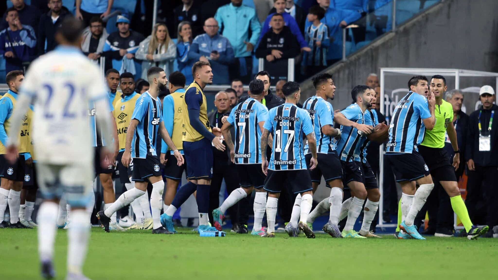 Confusão com arbitragem em Grêmio x CSA pela Copa do Brasil