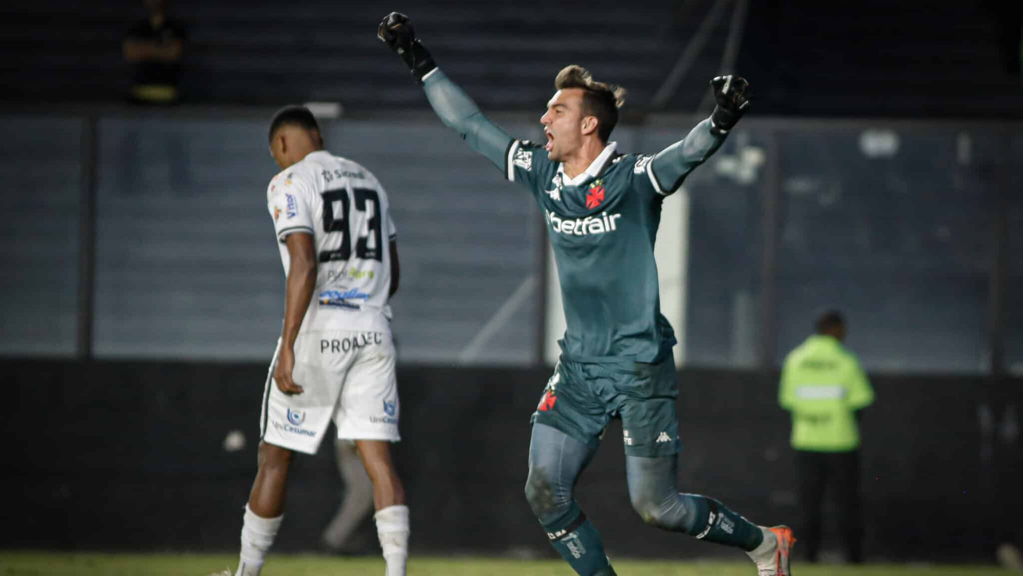 Léo Jardim comemorando pênalti defendido