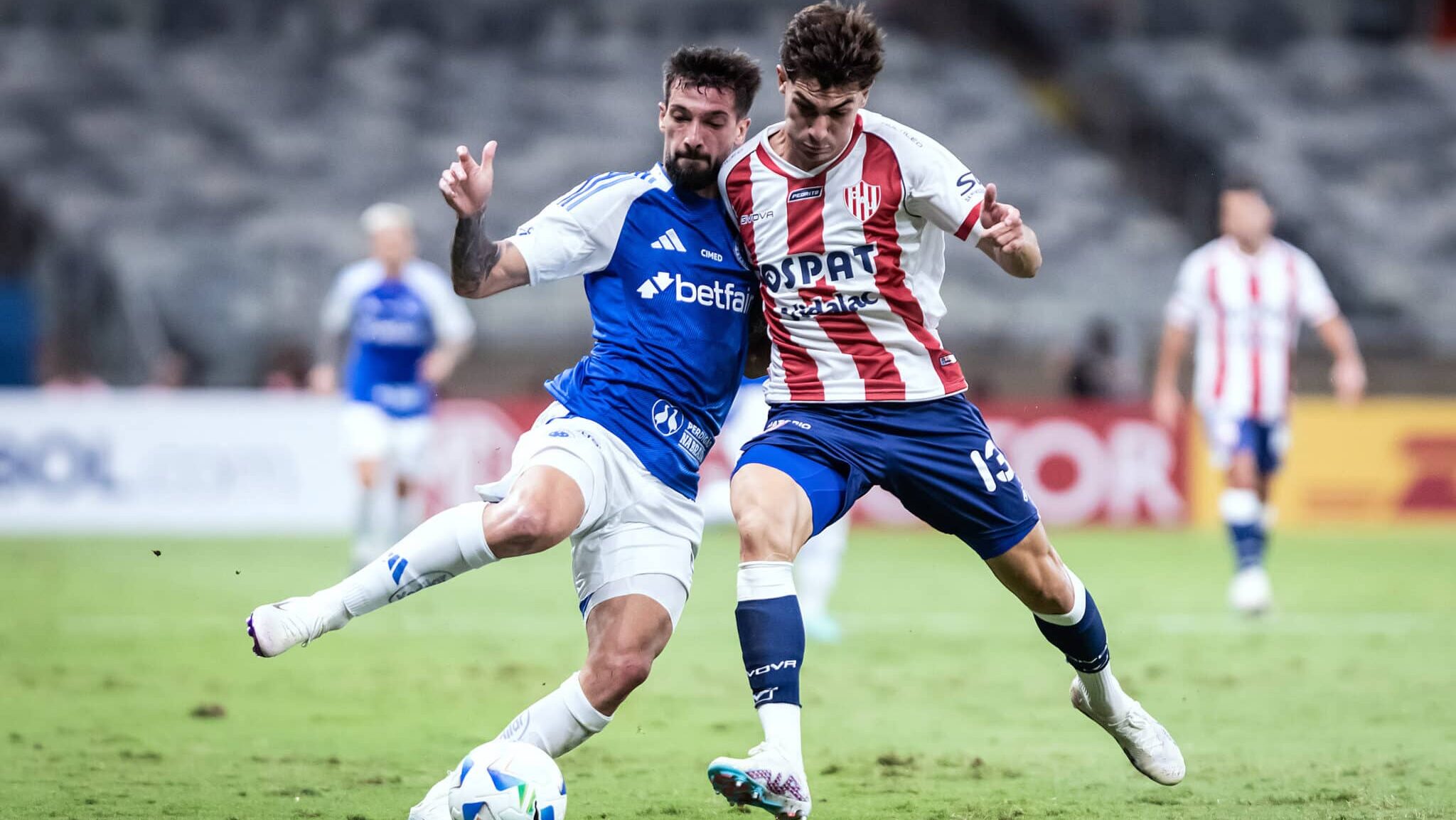 Lautaro Díaz em disputa de bola