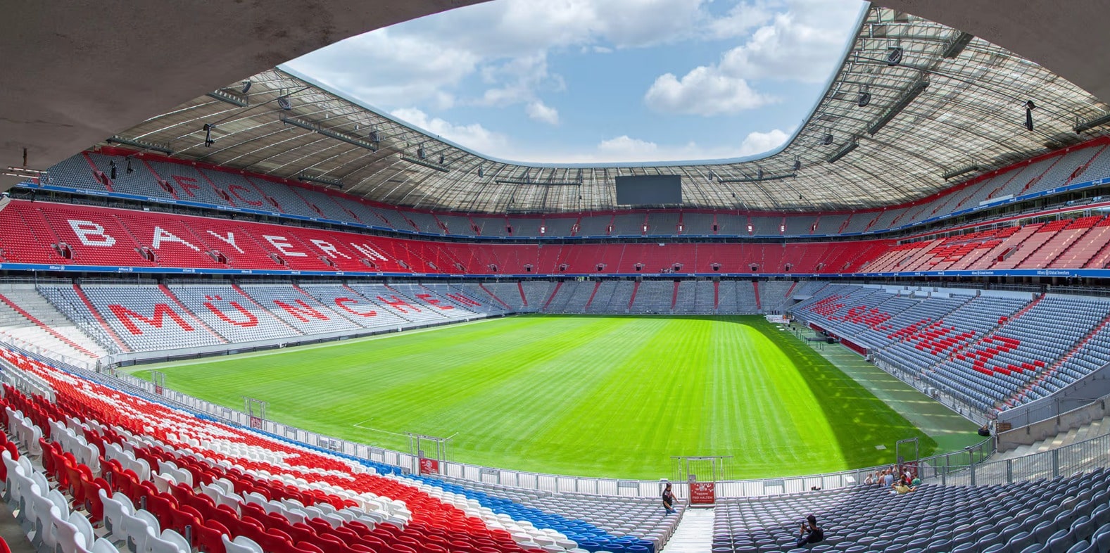Gramado e arquibancada vazios na Allianz Arena