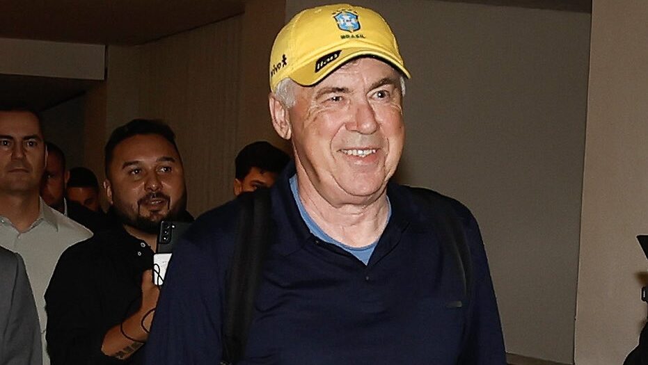 Técnico Carlo Ancelotti sorri com boné da seleção brasileira