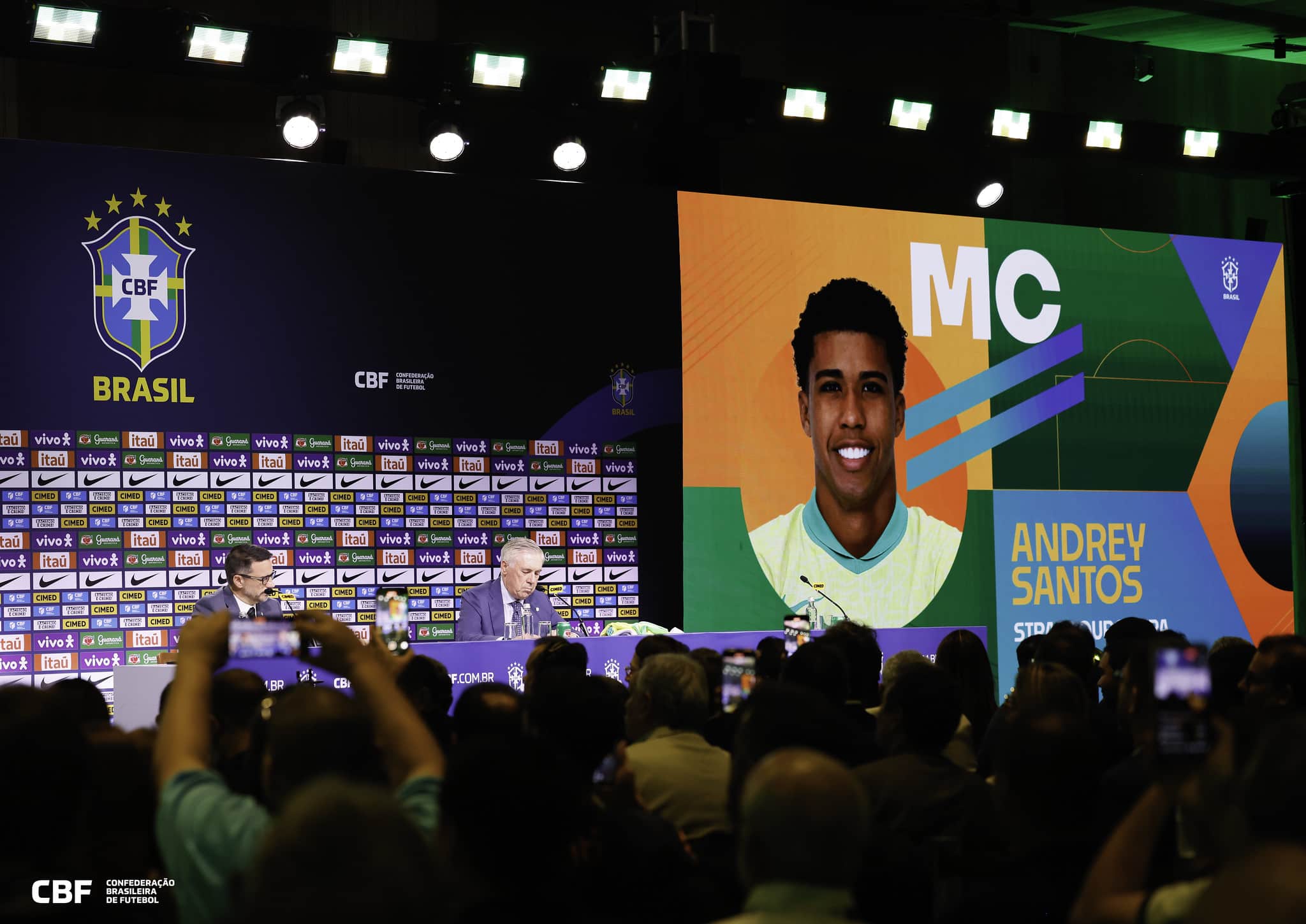 Telão mostra o rosto de Andrey Santos durante a convocação da seleção brasileira