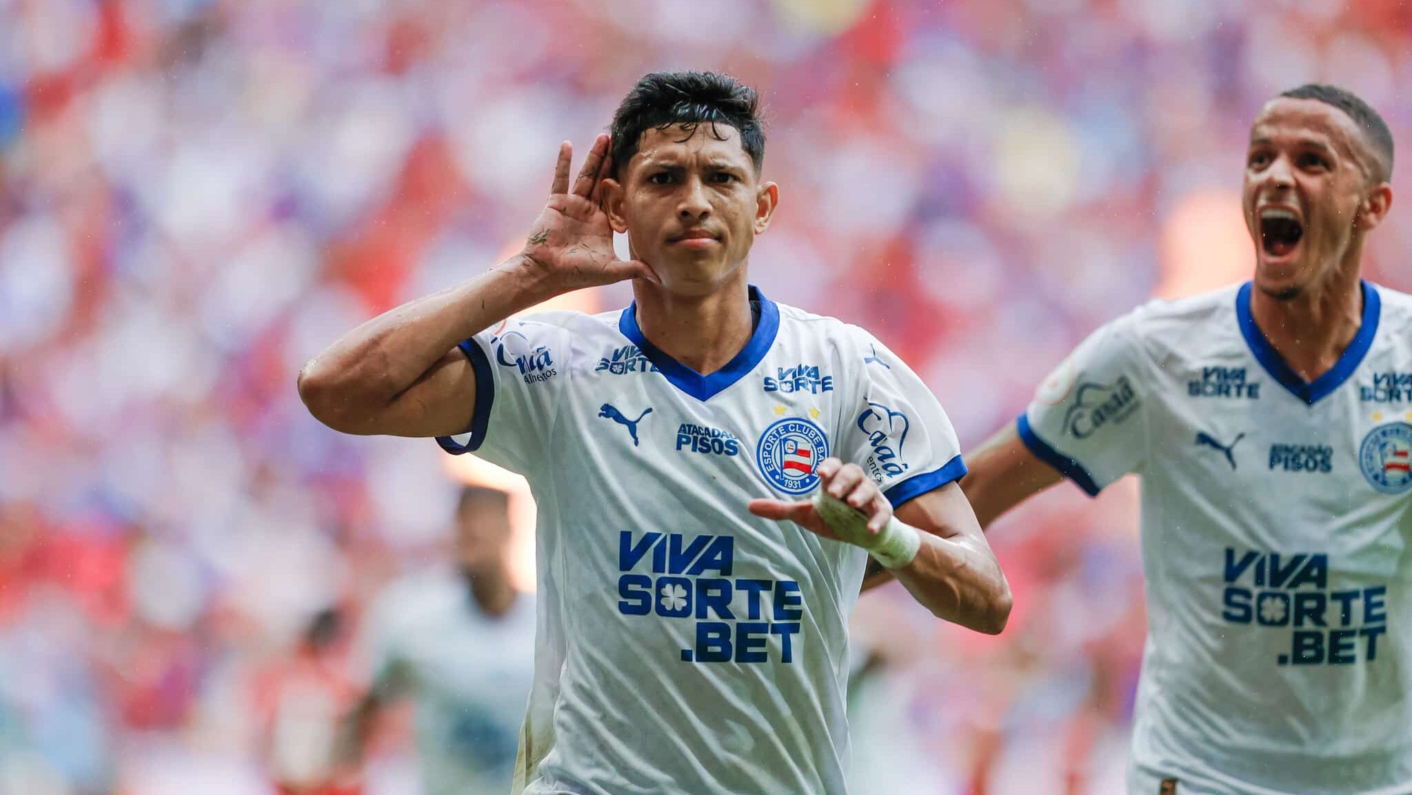 Erick Pulga, jogador do Bahia, com a mão grudada ao ouvido direito na comemoração de gol