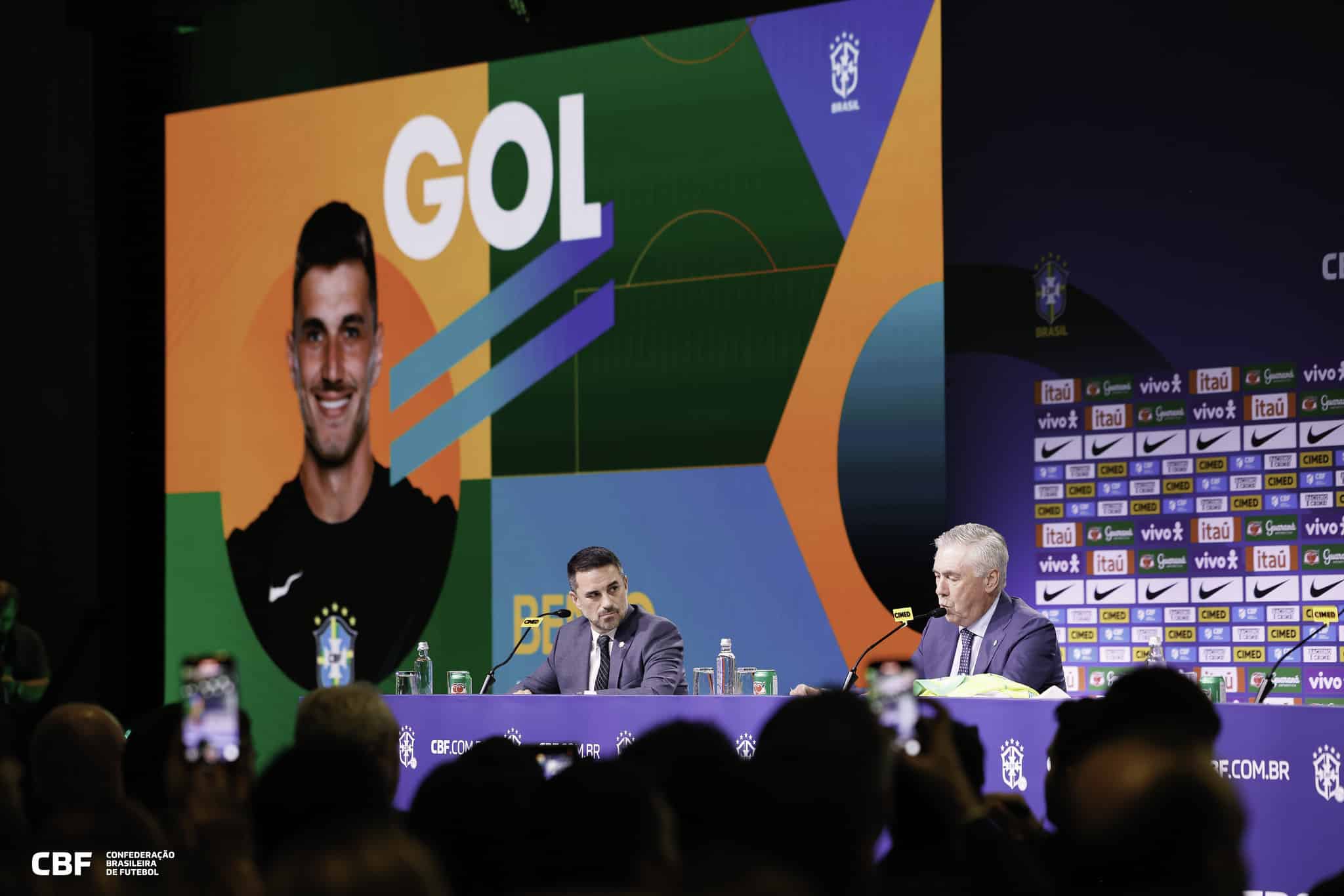 Telão mostra foto do goleiro Bento durante convocação da seleção brasileira