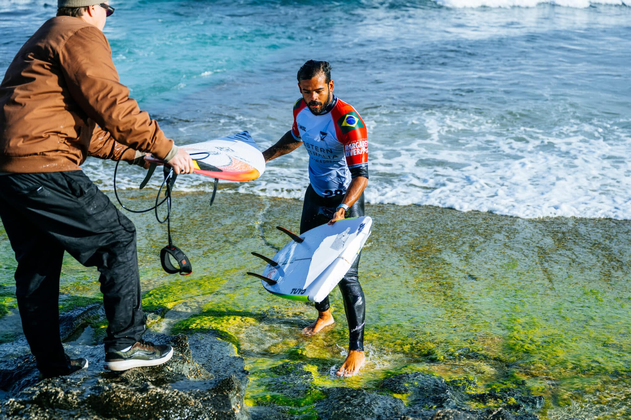 Surfista brasileiro Edgard Groggia com prancha quebrada ao meio