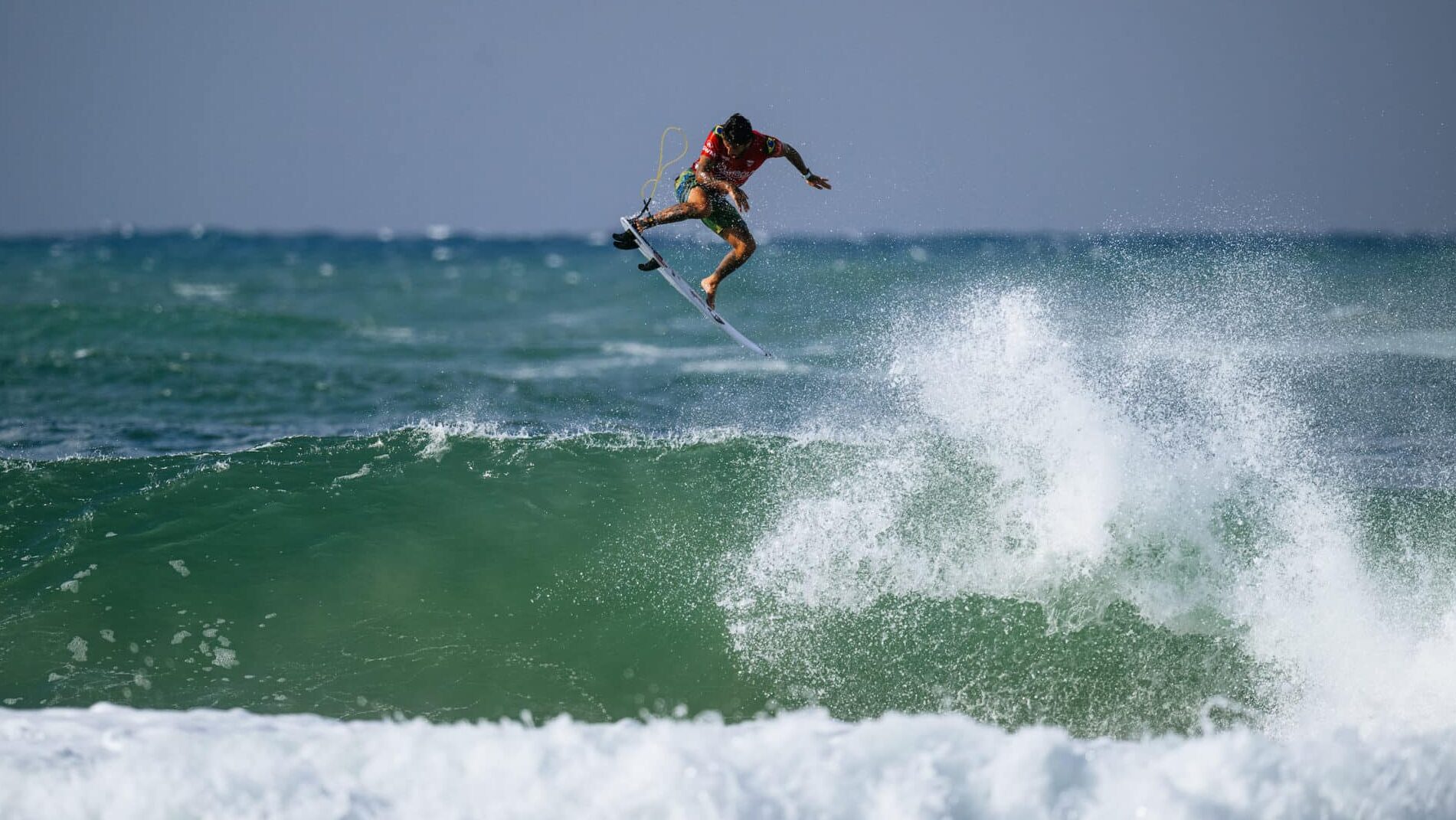 Filipe Toledo voa para vencer na Austrália