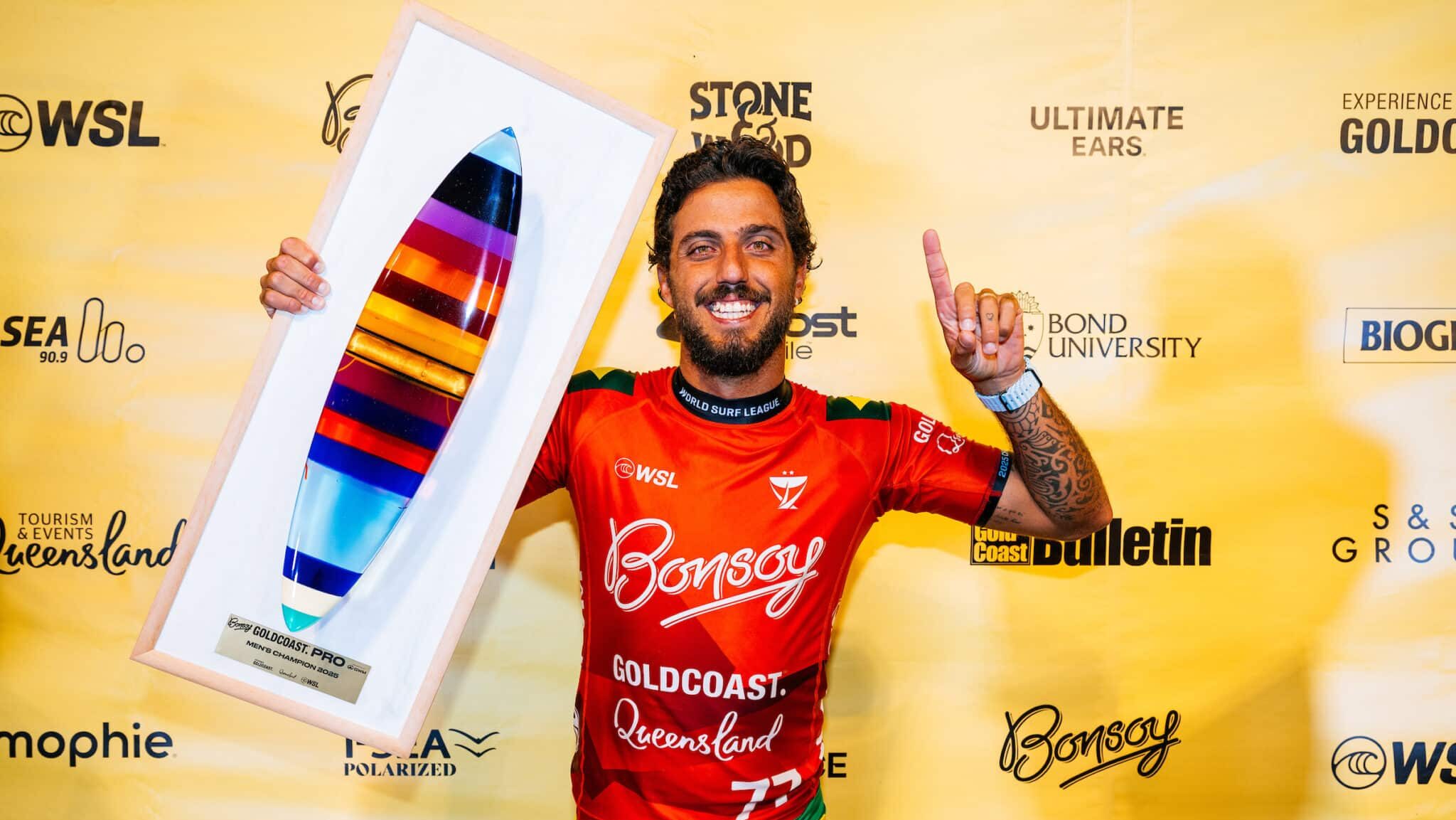 Filipe Toledo segura o troféu da etapa da Gold Coast