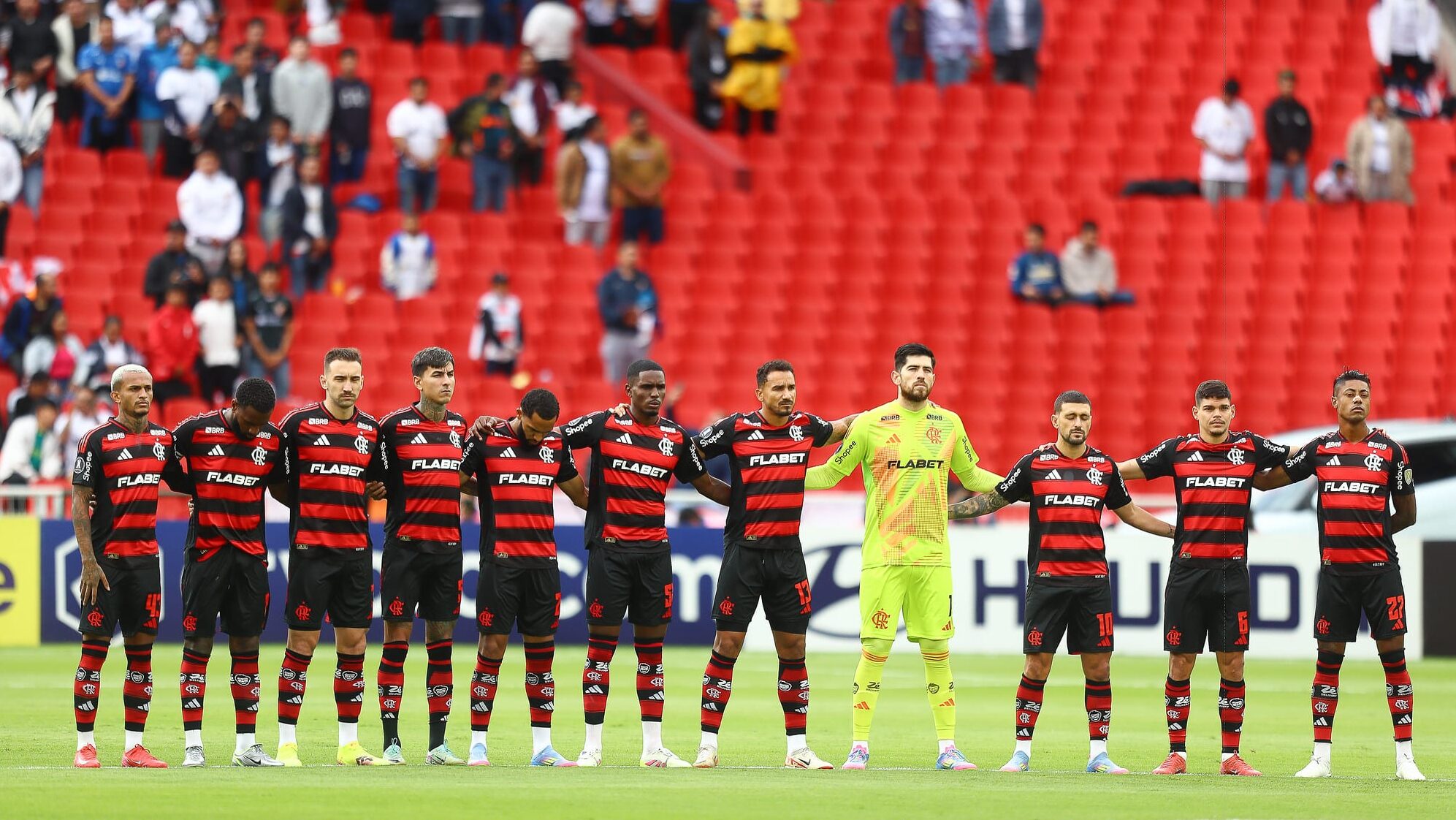 Jogadores do Flamengo perfilados antes do jogo contra a LDU, em Quito