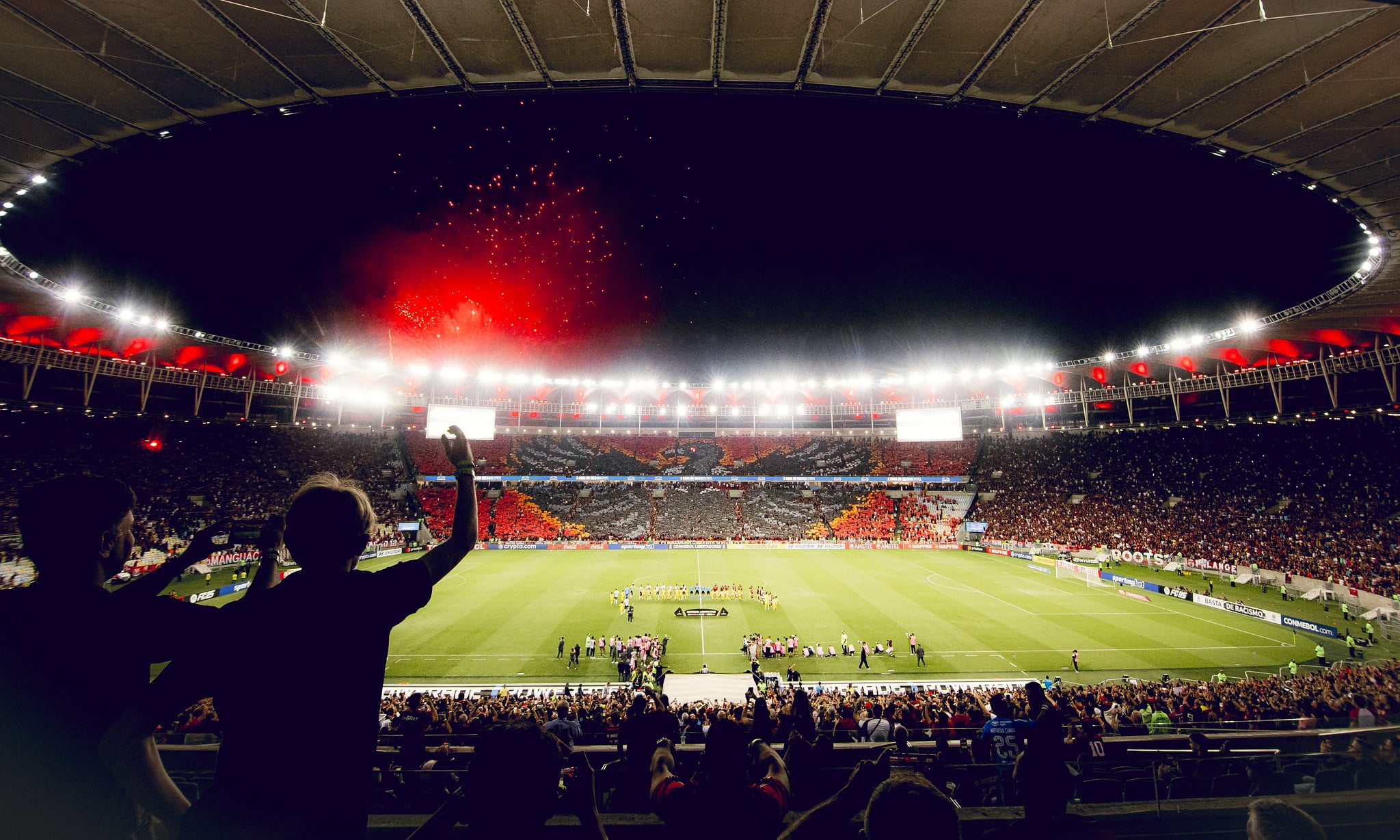 Estádio Maracanã com muitos torcedores para o jogo do Flamengo