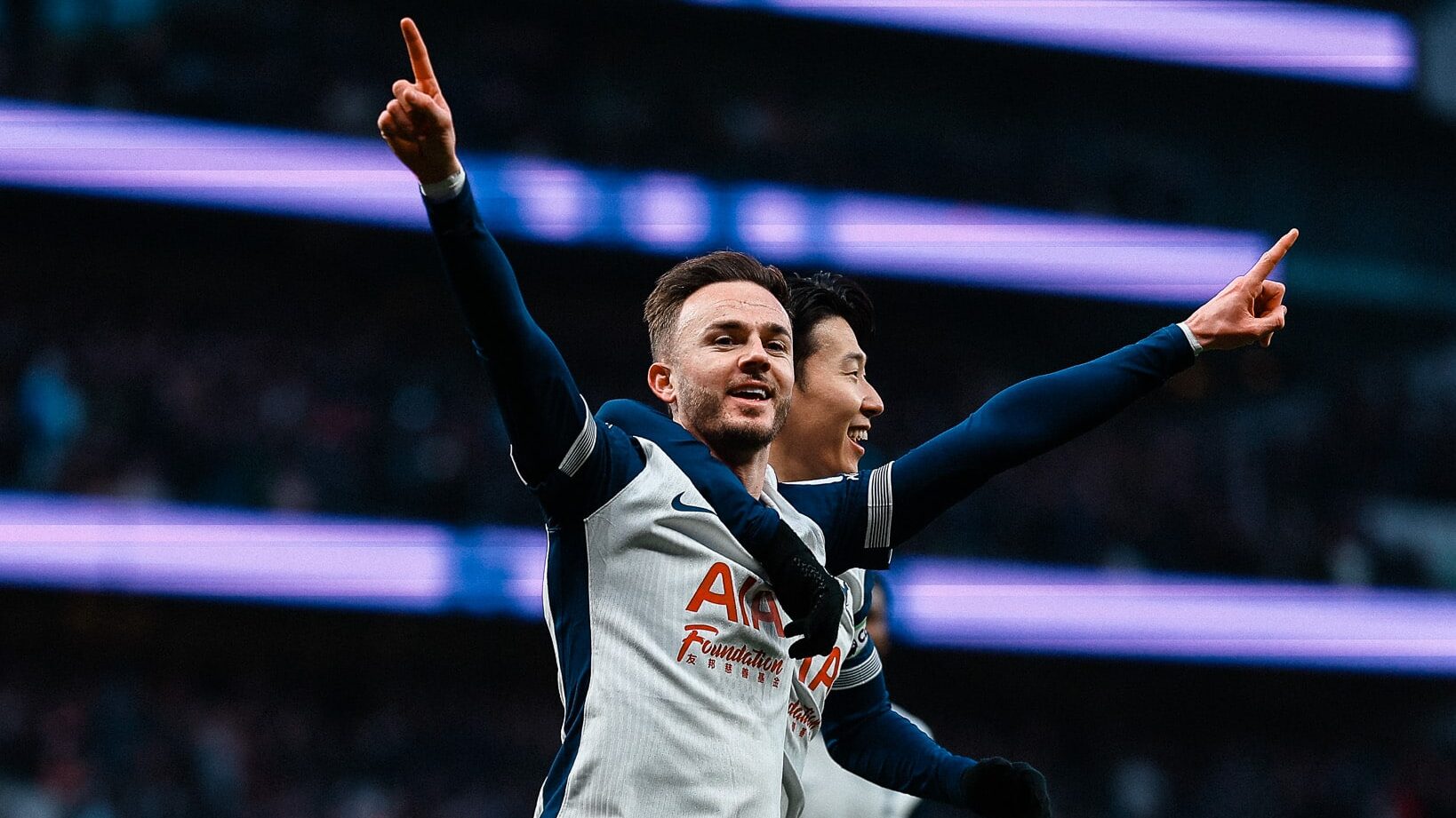 O meia James Maddison em comemoração contra o Manchester United