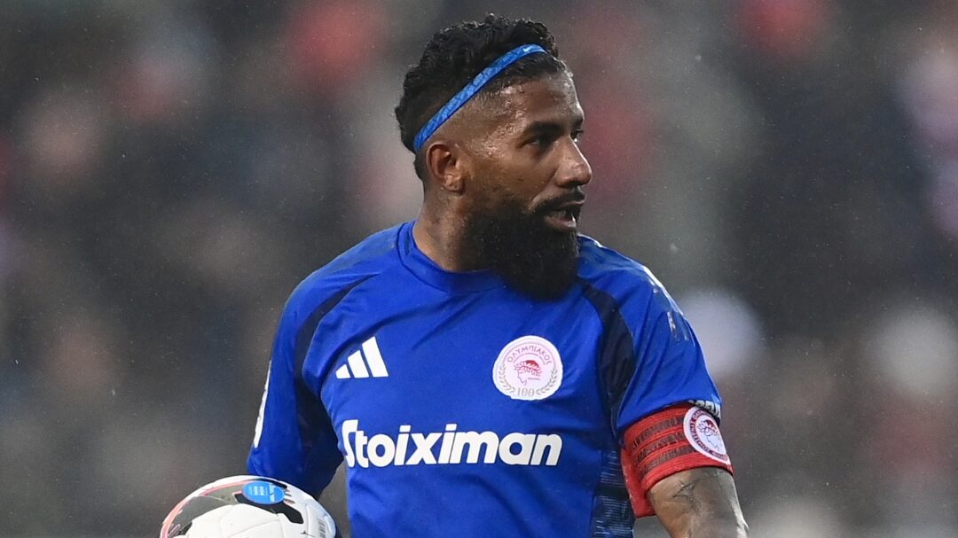 Rodinei em ação pelo Olympiacos, da Grécia