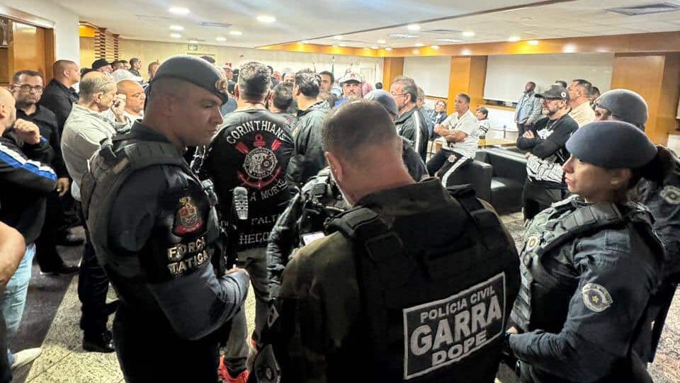 Policiais na sala da presidência na sede do Corinthians
