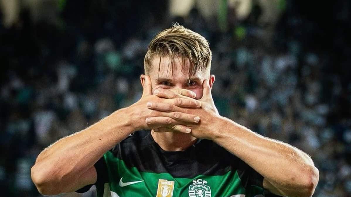 Gyokeres, do Sporting, comemora gol com as mãos sobre a boca