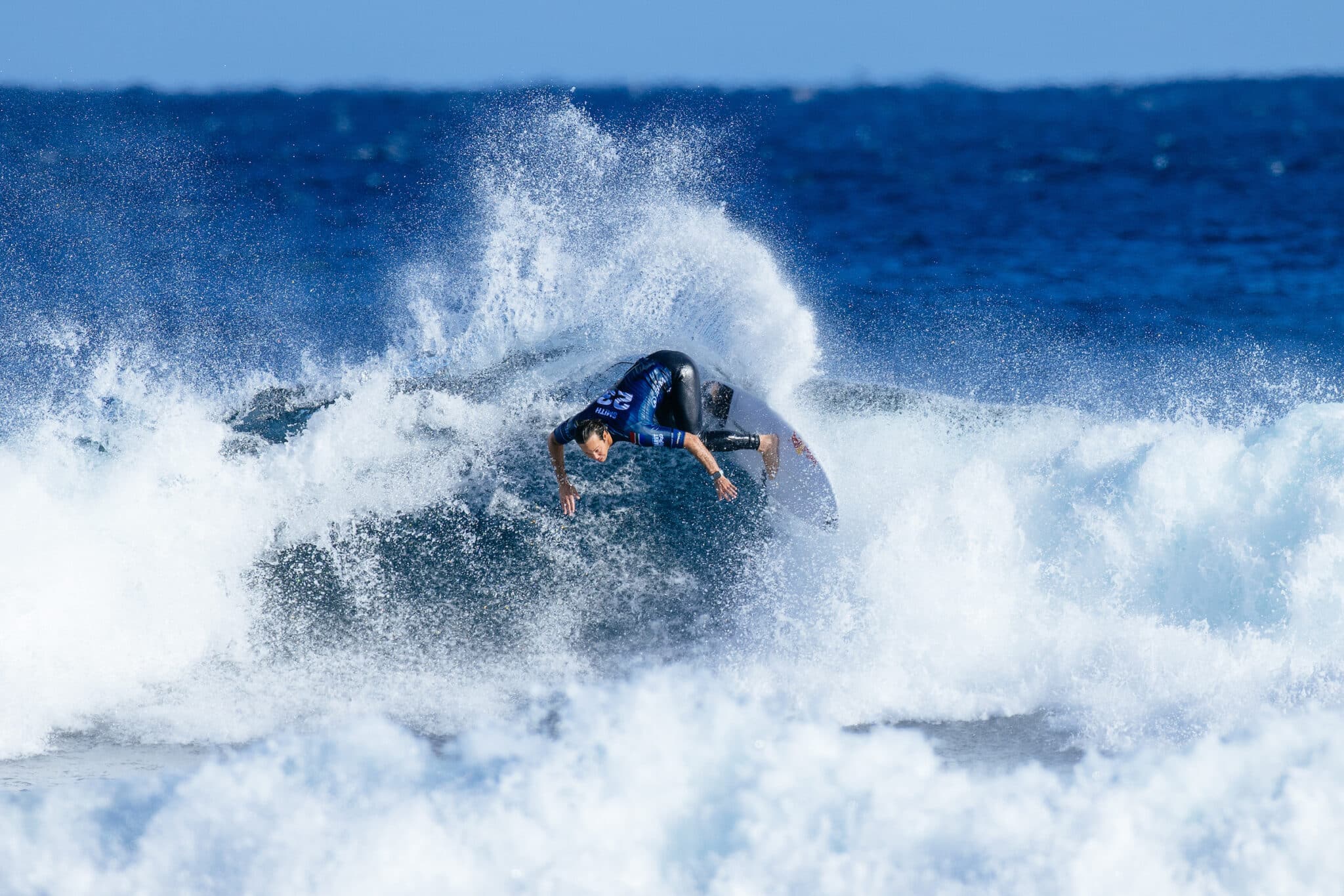 Surfista Jordy smith acerta manobra em onda