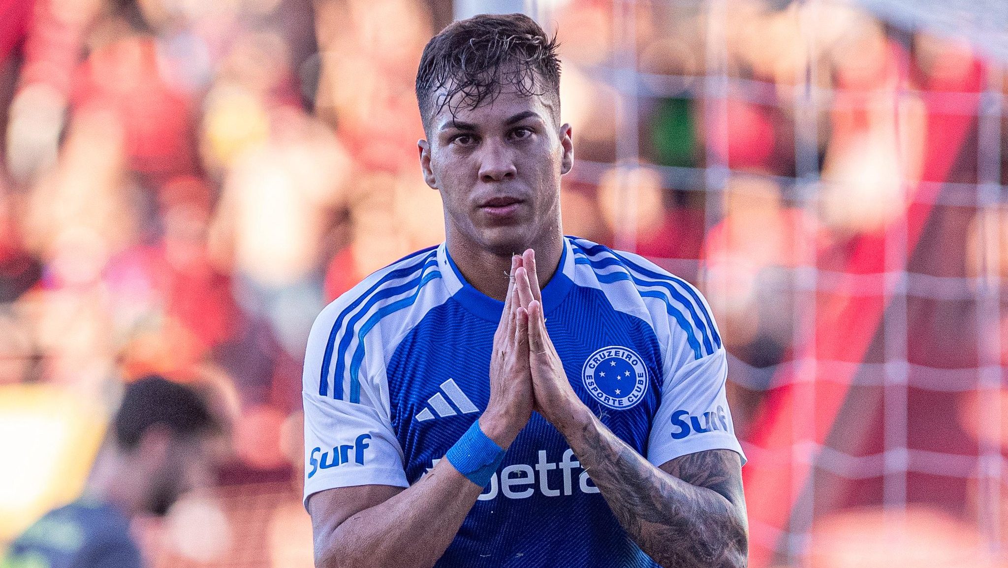 Kaio Jorge, do Cruzeiro, com as mãos juntas