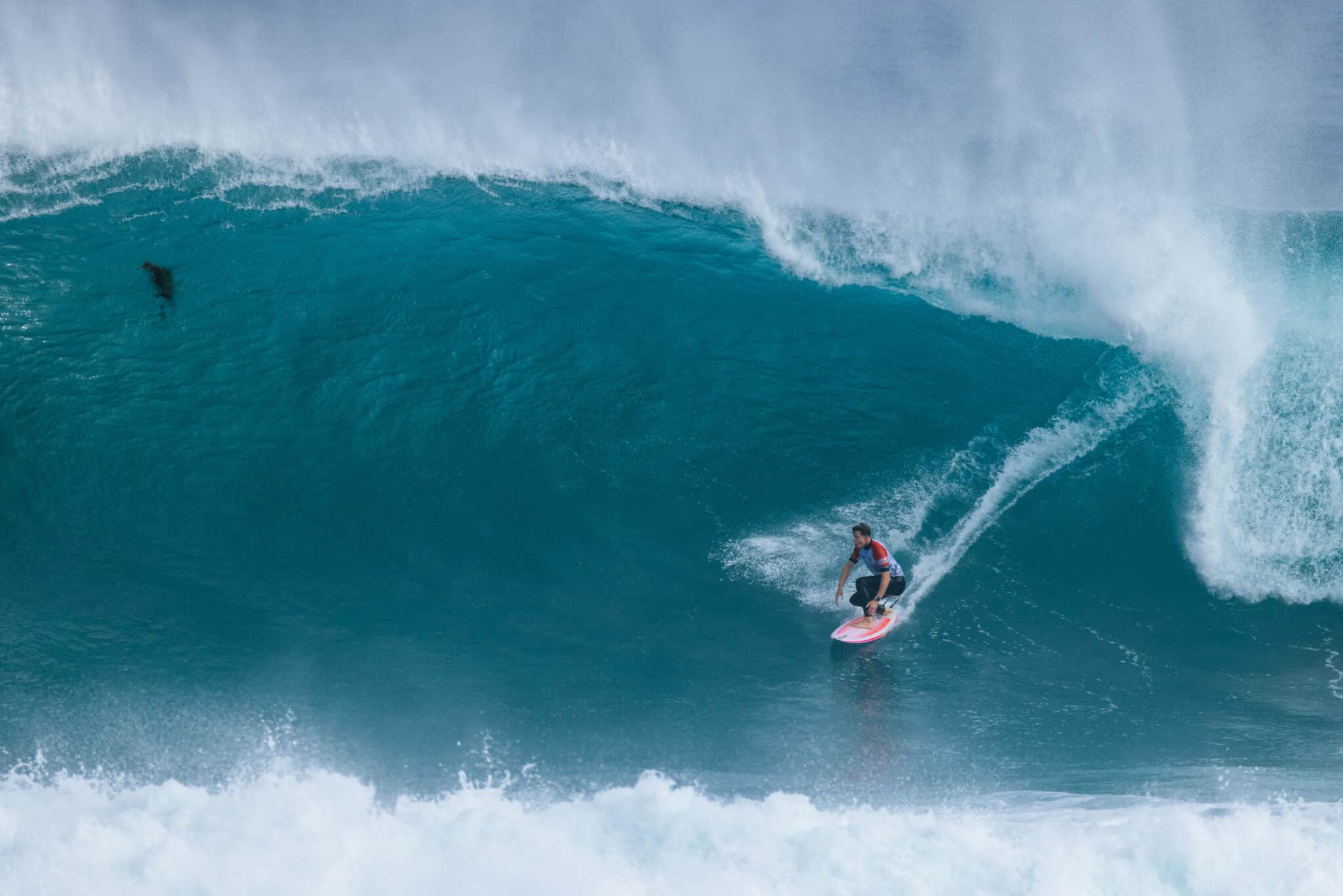 Surfista em onda grande em Margaret River