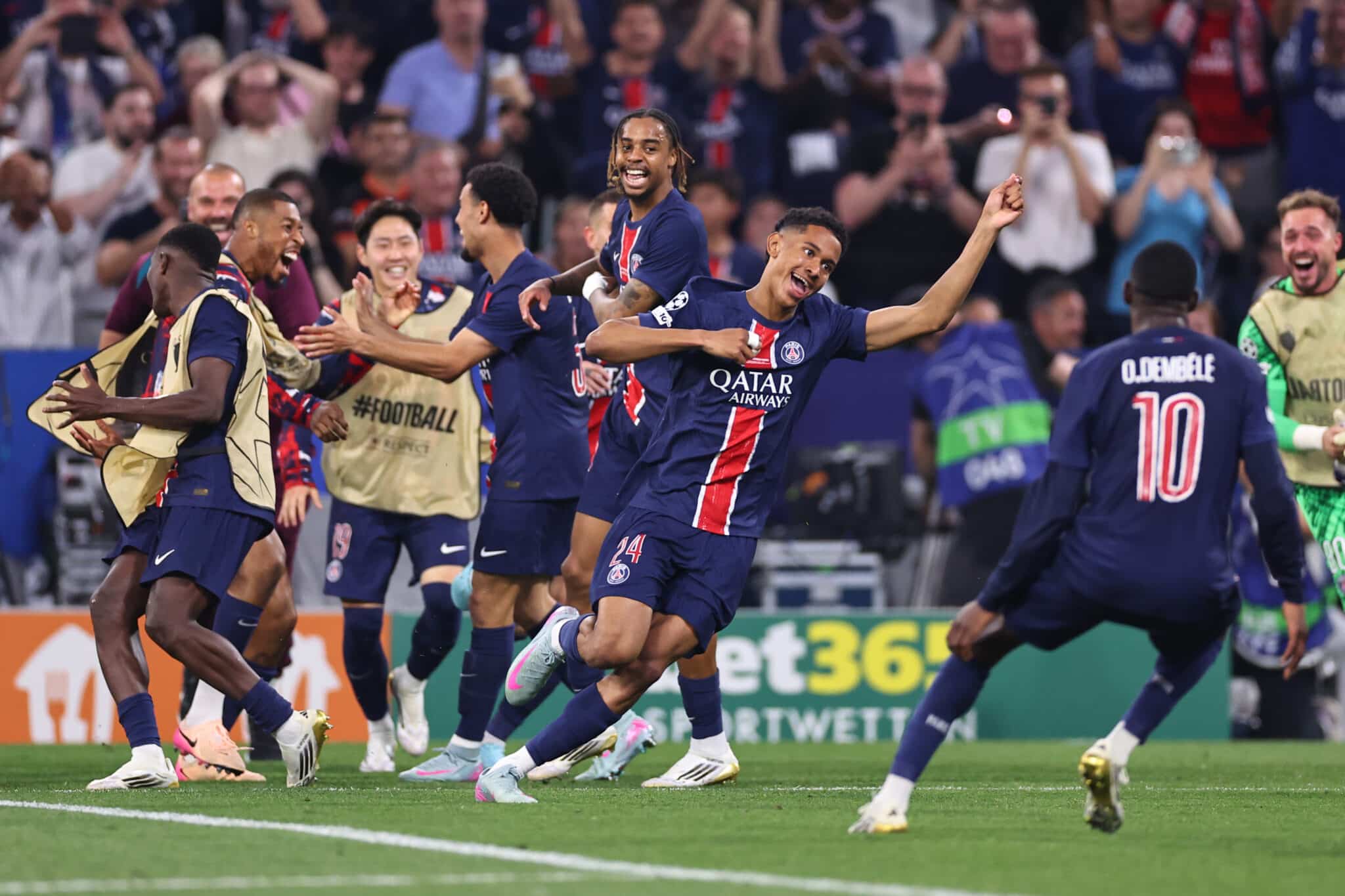 Jogadores do PSG comemoram gol