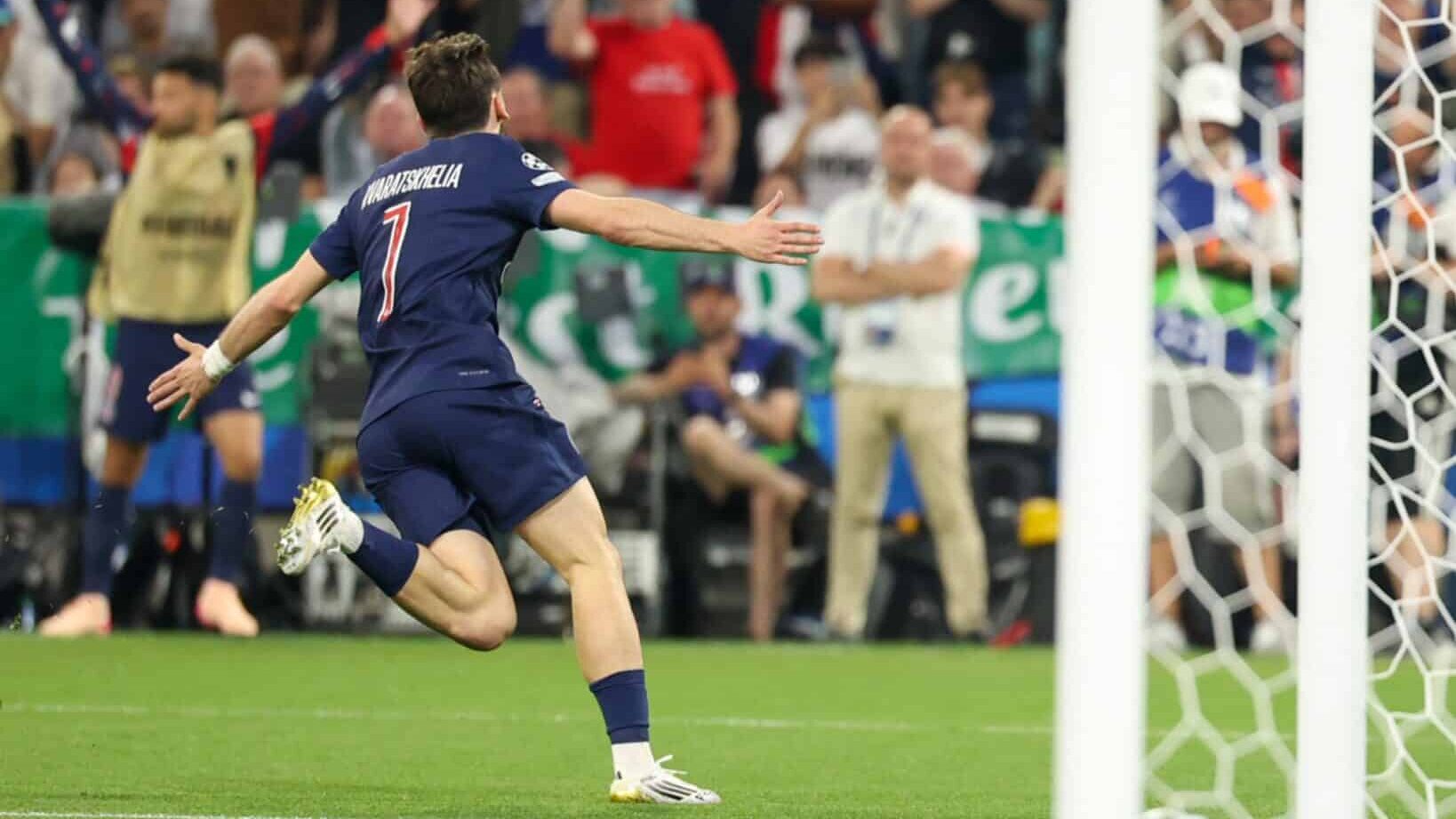 Jogador Kvaratskhelia, correndo, comemora gol