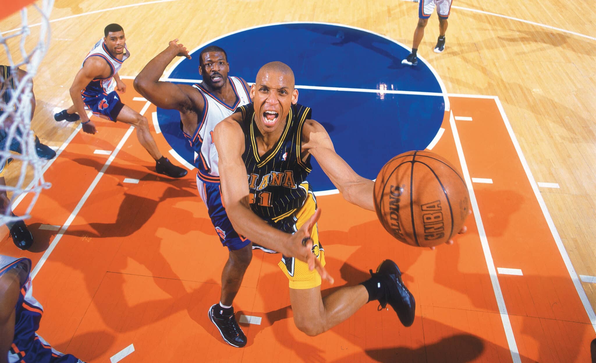 Reggie Miller faz a bandeja marcado por Larry Johnson