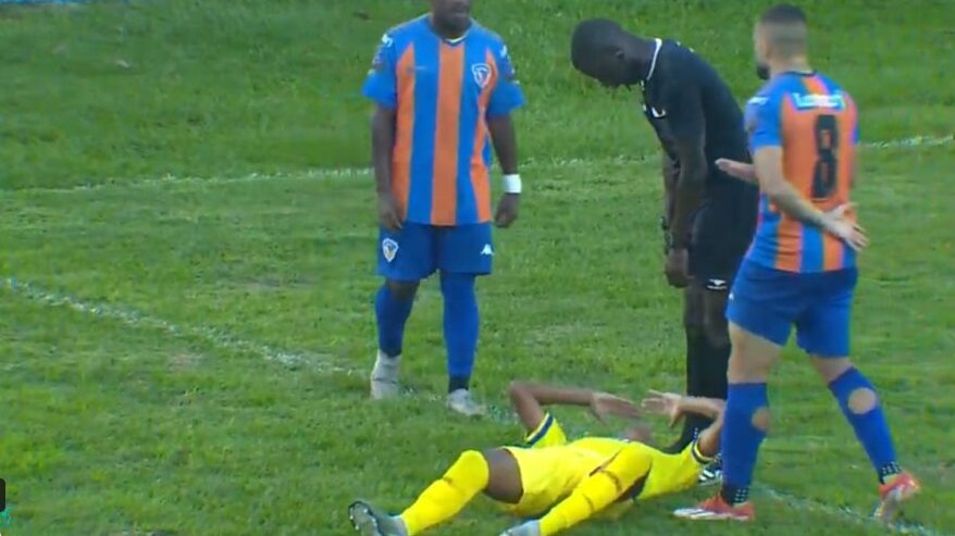 Jogador de Petrópolis caído no chão