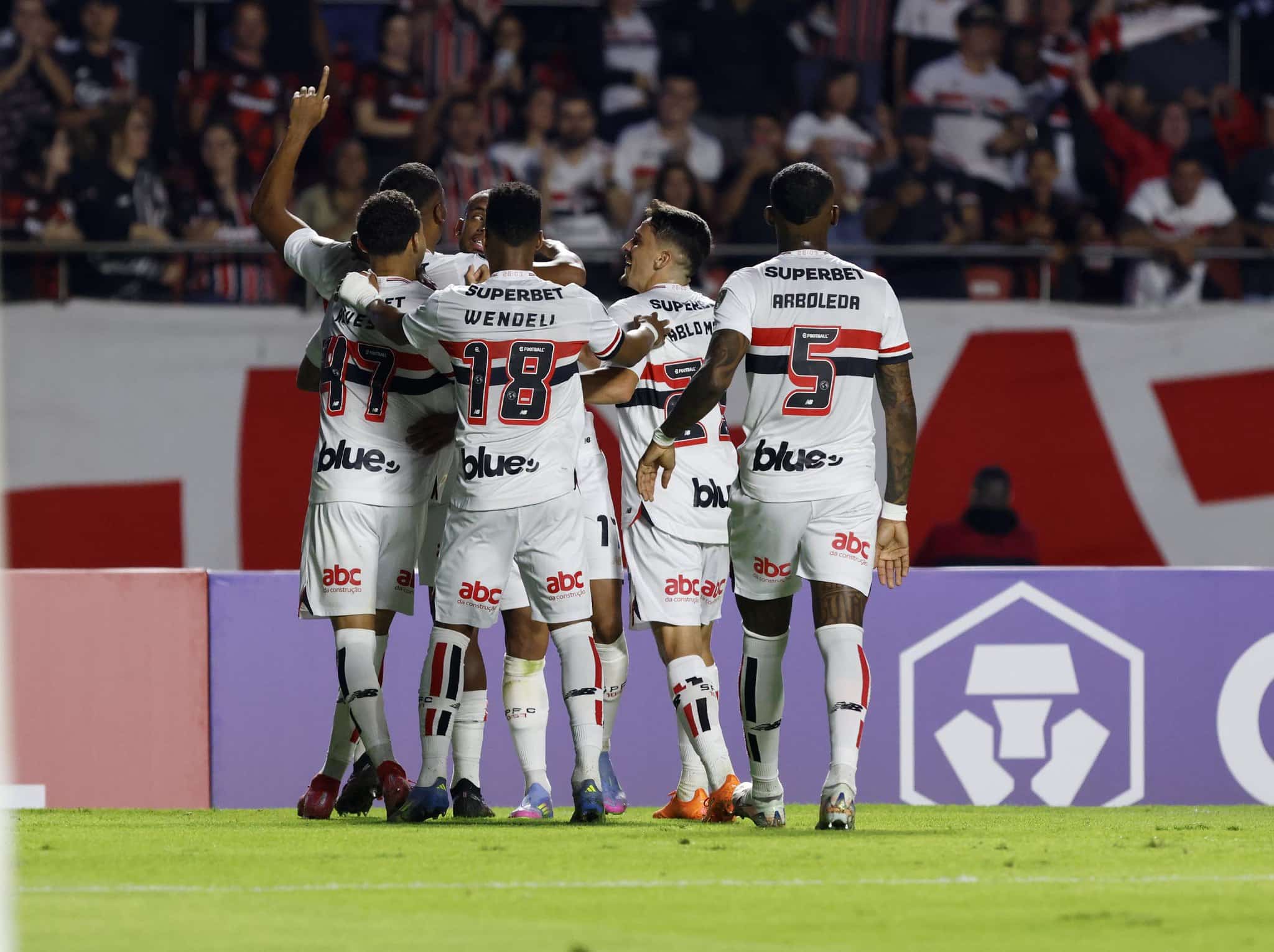 Jogadores do São Paulo abraçados comemorando gol