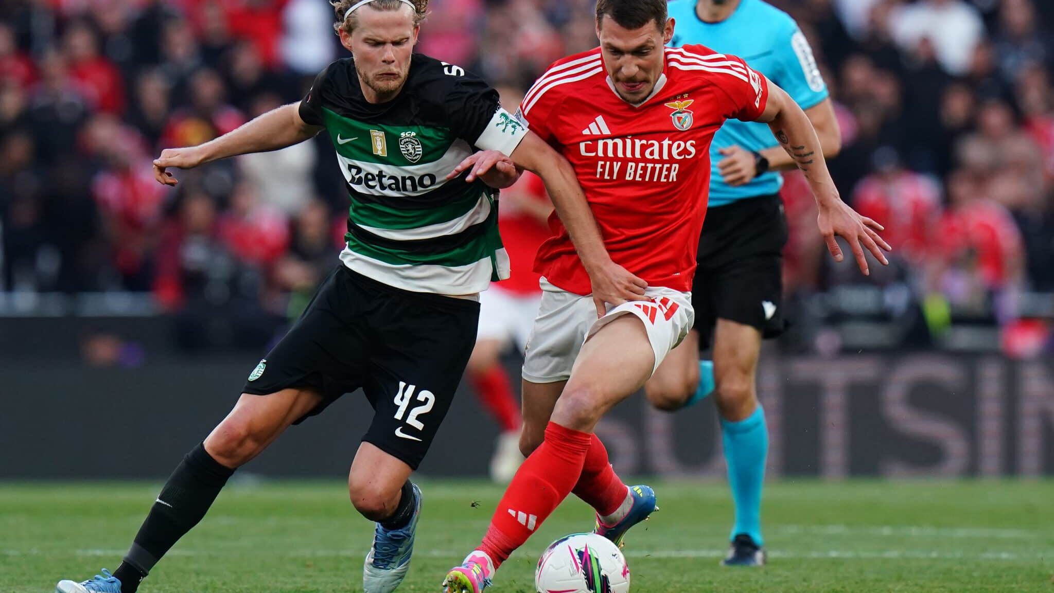 Jogadores de Sporting e Benfica disputam a bola