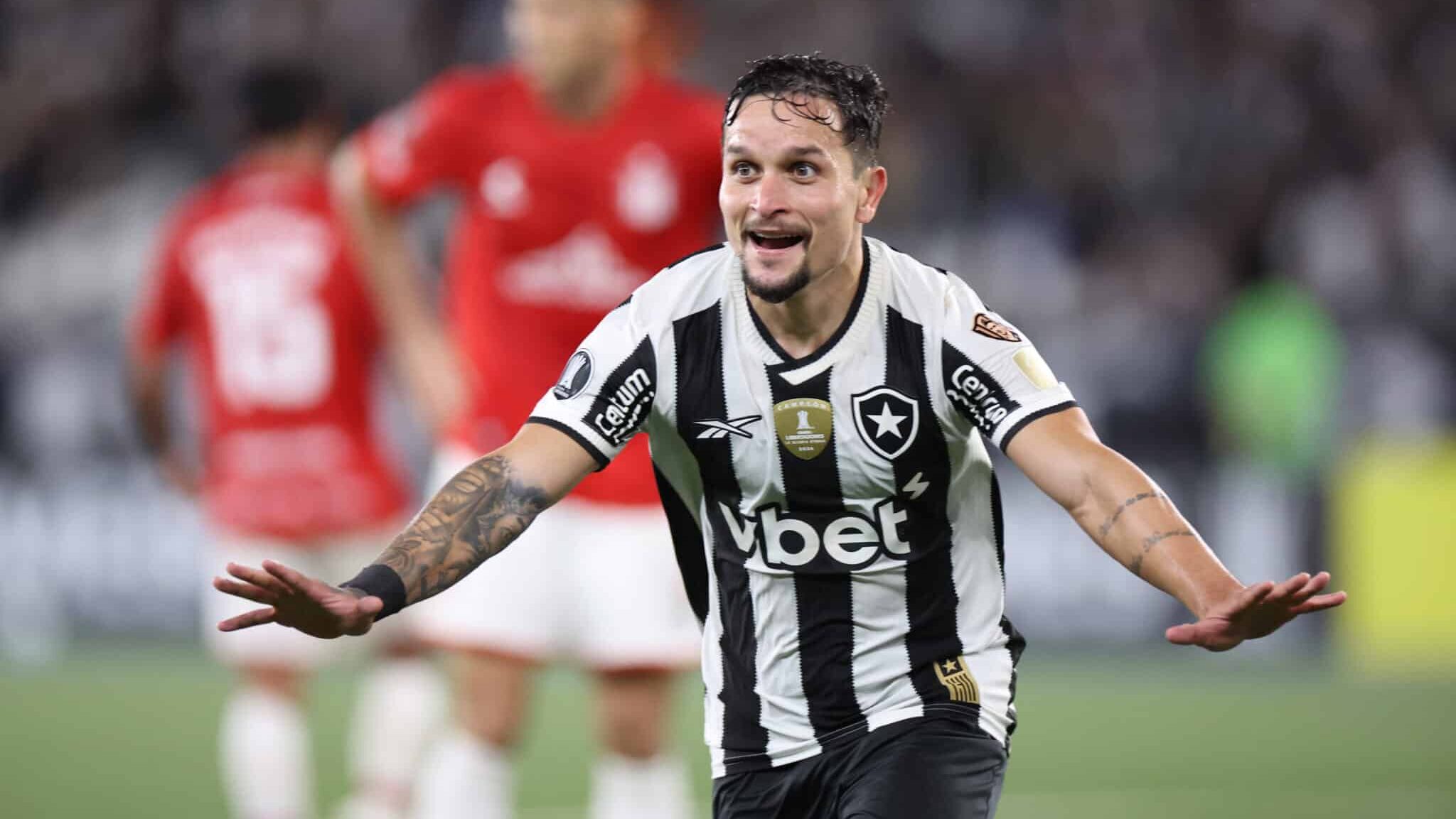 Artur comemorando gol pelo Botafogo contra o Estudiantes pela Libertadores