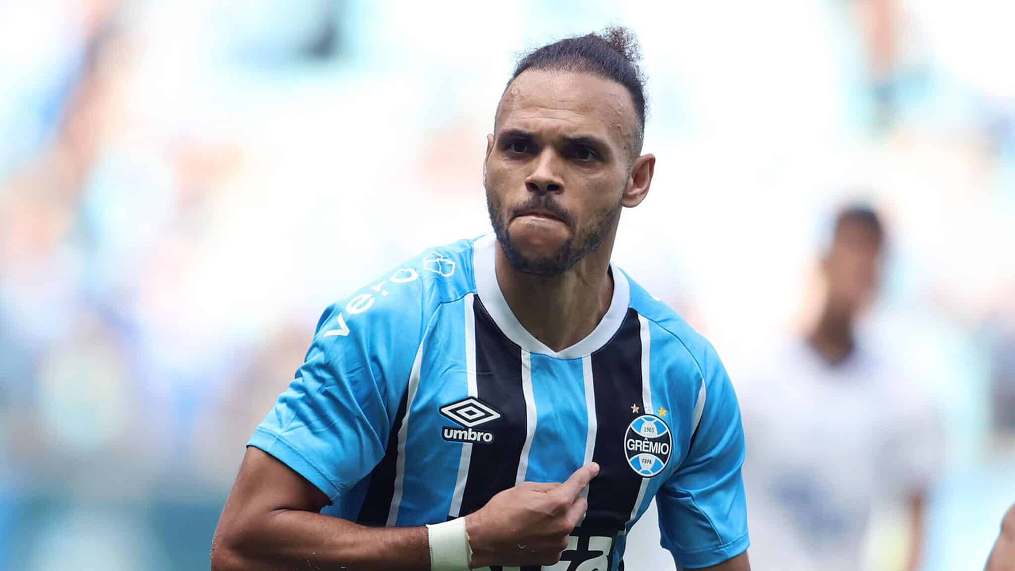 Martin Braithwaite comemorando gol pelo Grêmio