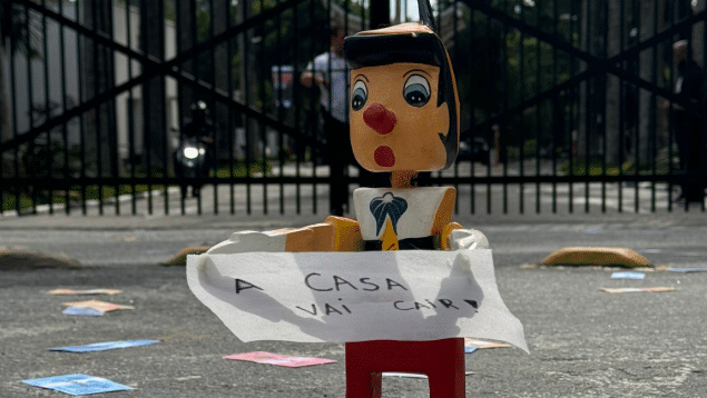 Pinóquio de brinquedo na frente do Parque São Jorge