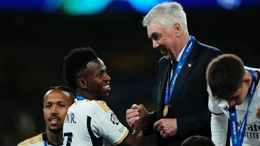 Ancelotti e Vini Jr comemorando título da Champions League