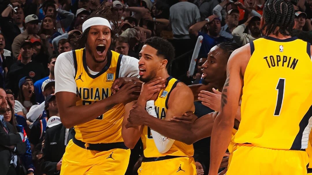 Jogador do Indiana Pacers coloca as mãos em volta da garganta para comemorar cesta