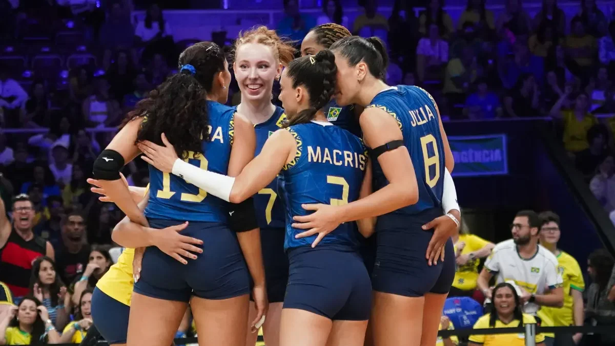Jogadoras de vôlei da seleção brasileira durante a VNL