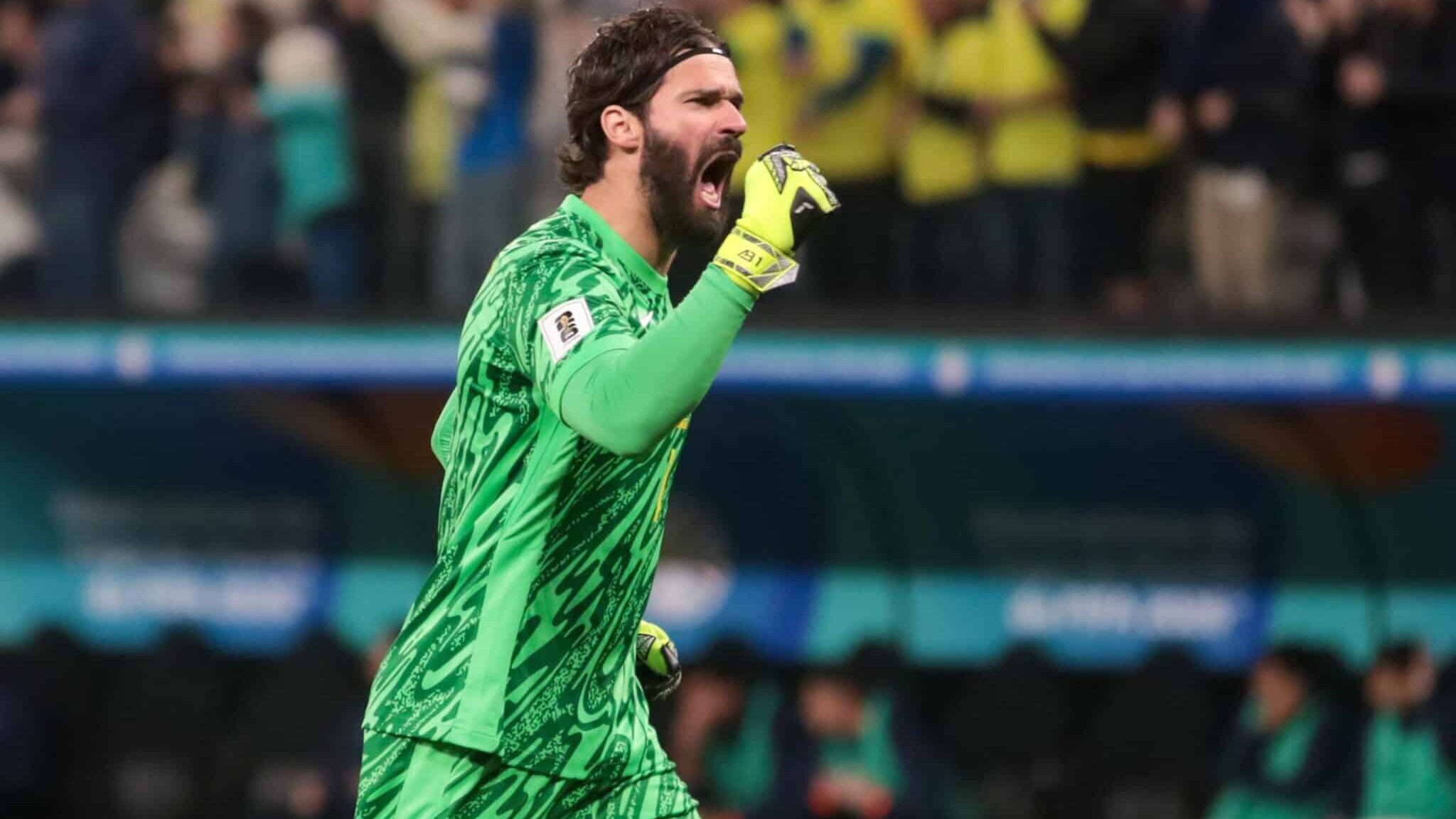 Goleiro Alisson comemorando o gol